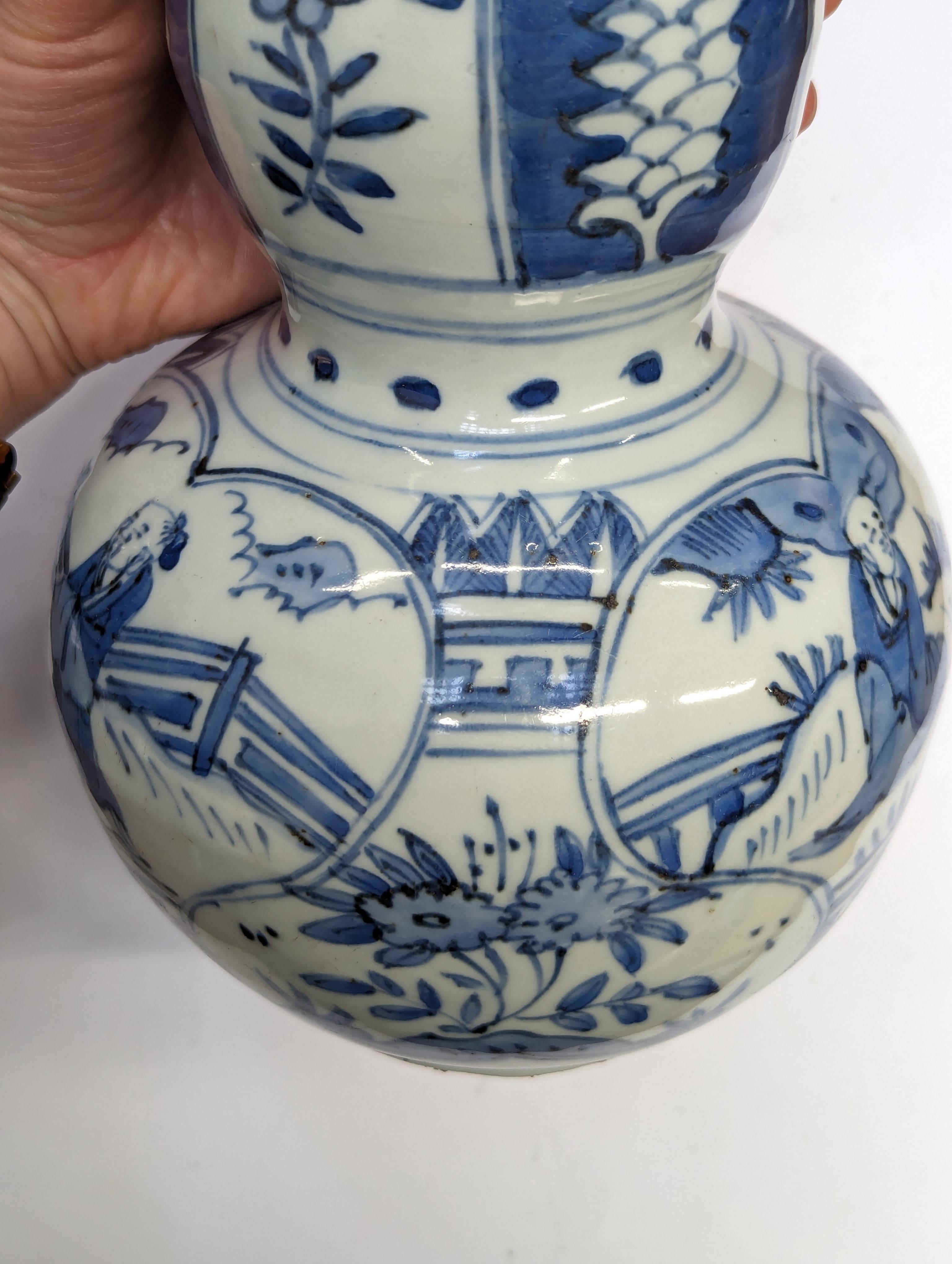 A CHINESE MING-STYLE BLUE AND WHITE DOUBLE GOURD VASE 二十世紀 明式青花葫蘆瓶 - Image 7 of 10