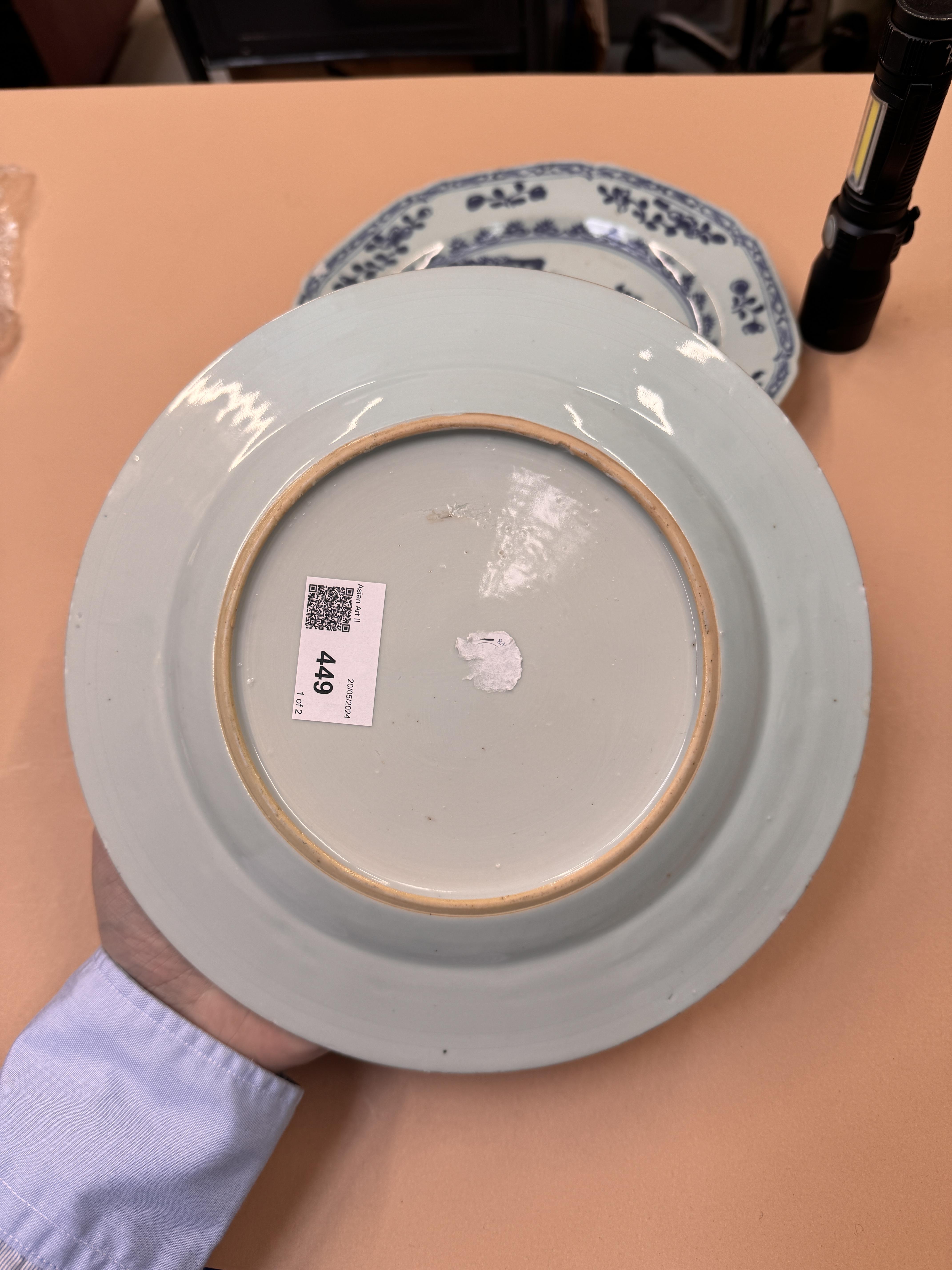 TWO CHINESE EXPORT BLUE AND WHITE DISHES 清十八世紀 外銷青花盤兩件 - Image 8 of 12