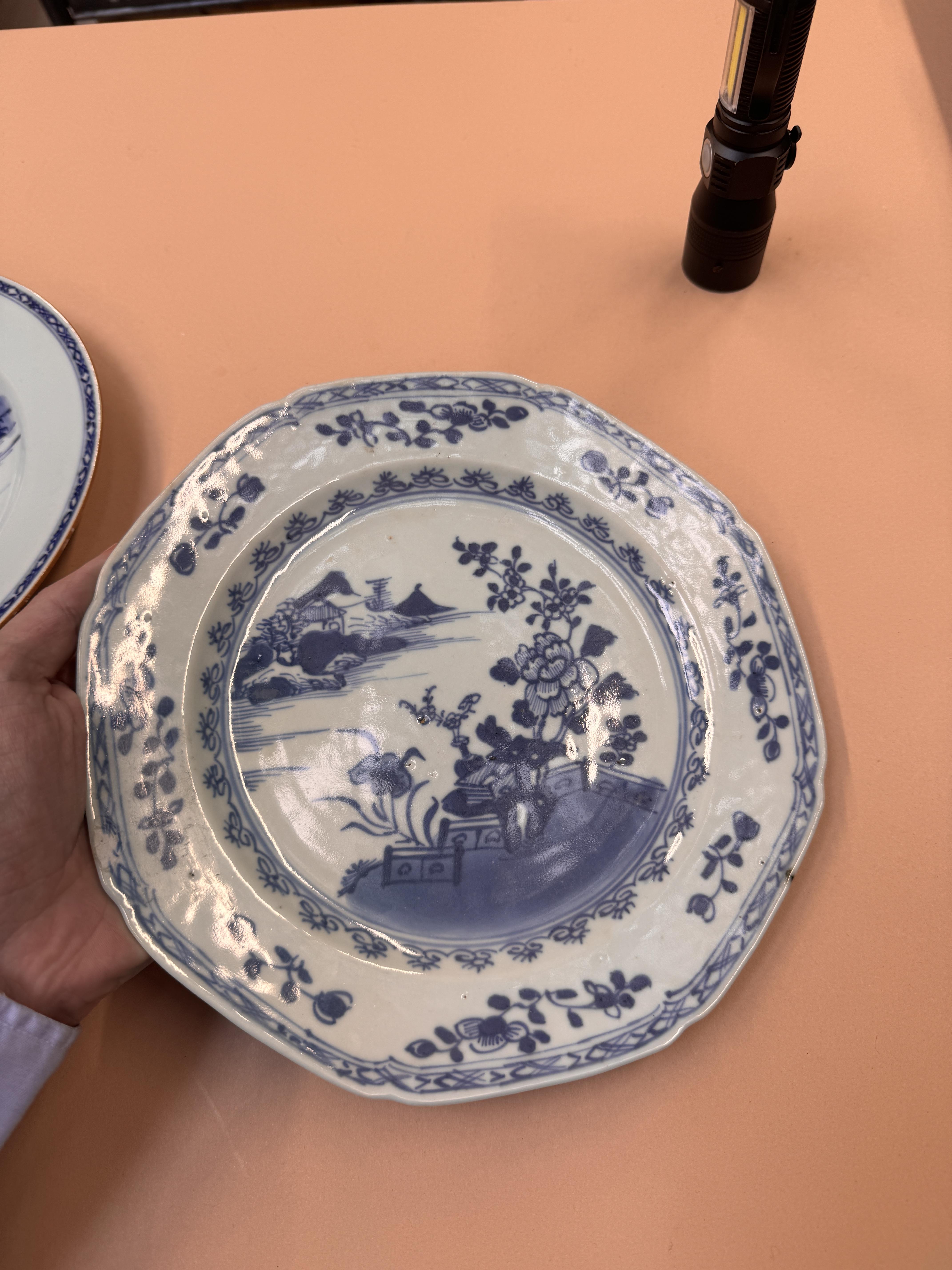 TWO CHINESE EXPORT BLUE AND WHITE DISHES 清十八世紀 外銷青花盤兩件 - Image 10 of 12