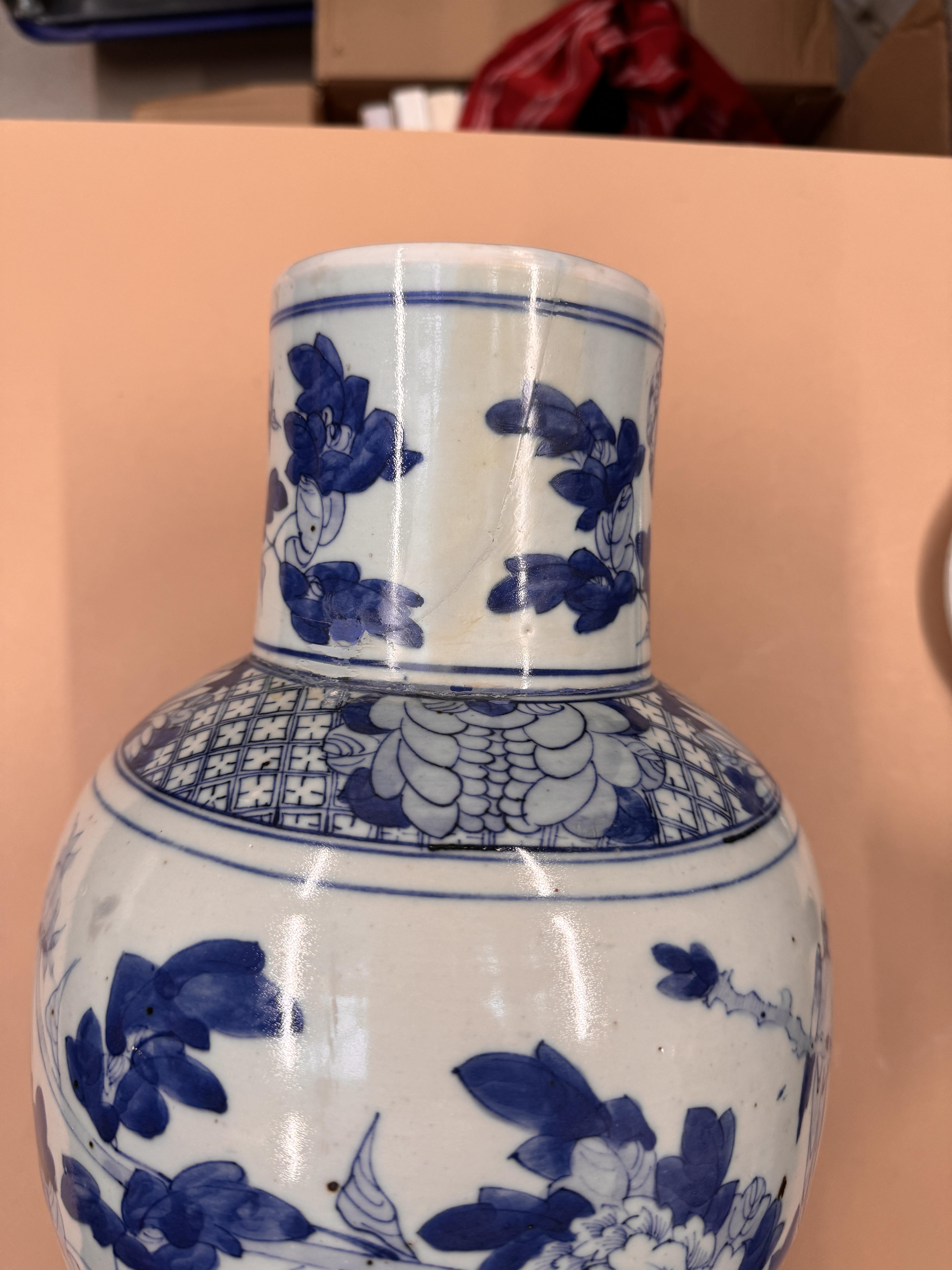 A CHINESE BLUE AND WHITE BALUSTER VASE AND COVER 清十九世紀 青花花鳥圖紋獅鈕蓋罐 - Image 19 of 28