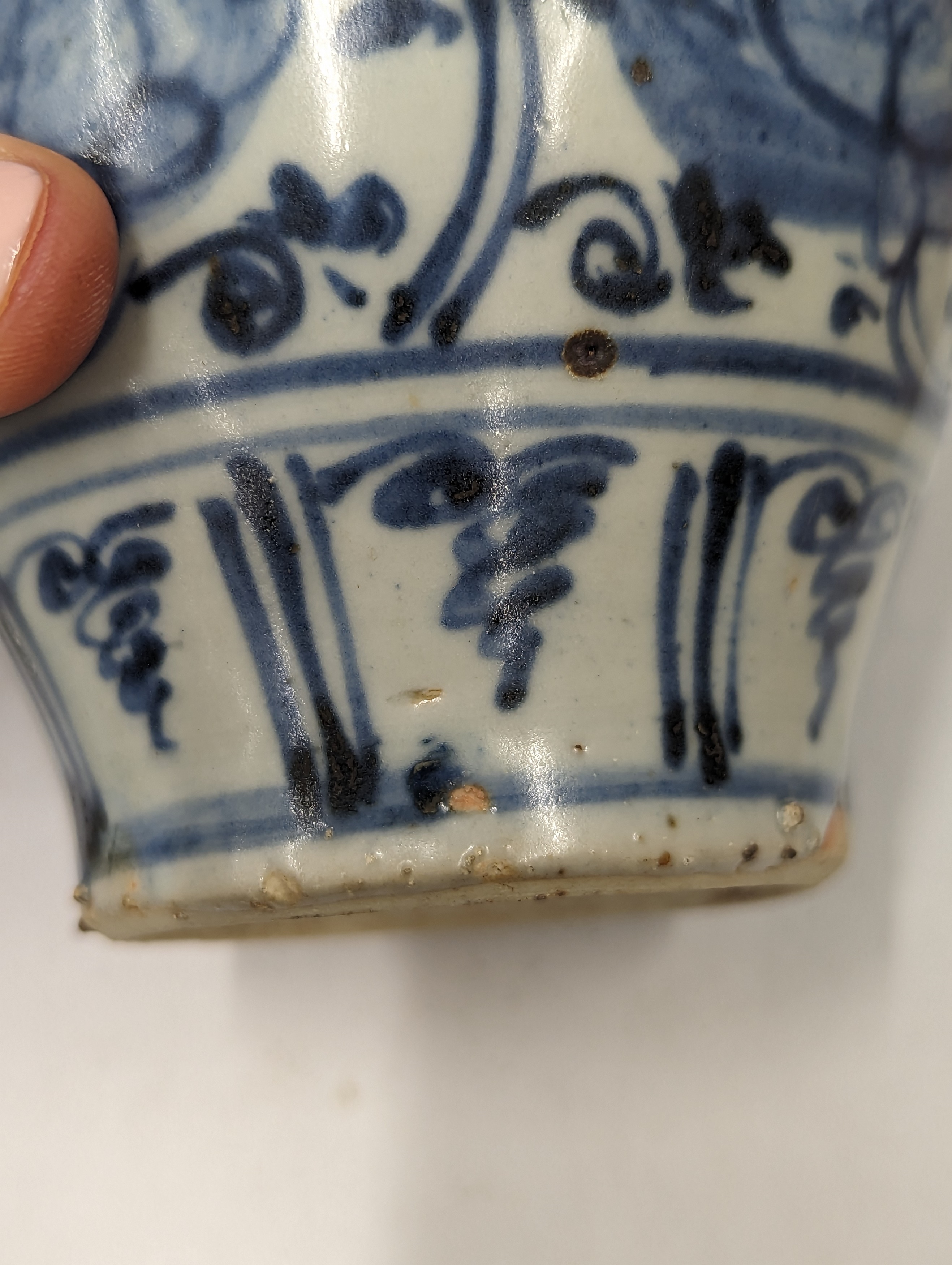 A SMALL CHINESE BLUE AND WHITE JAR 明 青花花卉紋小罐 - Image 10 of 11