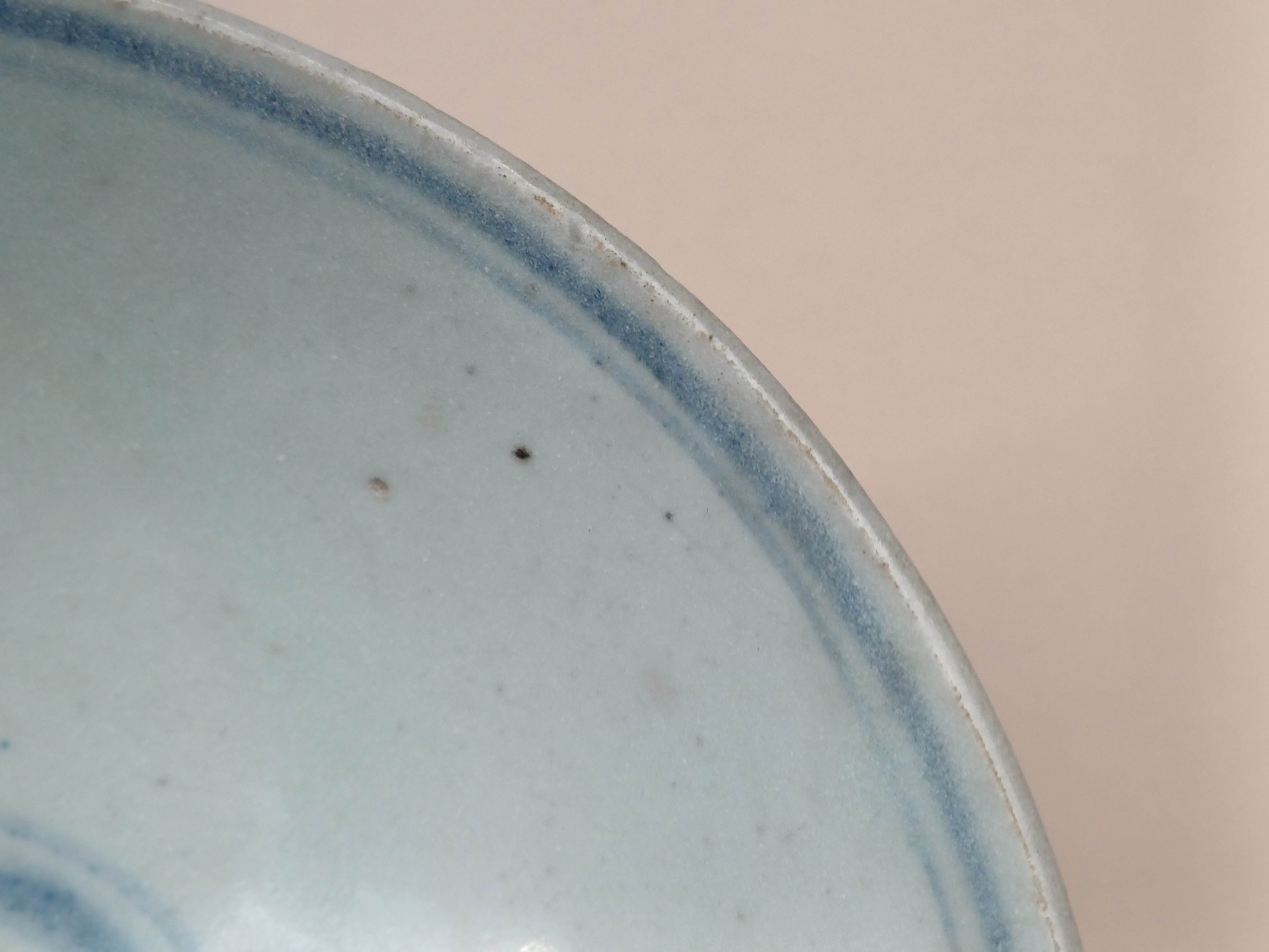 A CHINESE BLUE AND WHITE DISH, BOWL AND A SAUCE BOAT 明至十八世紀 青花盤、盌及醬料船一組 - Image 12 of 16