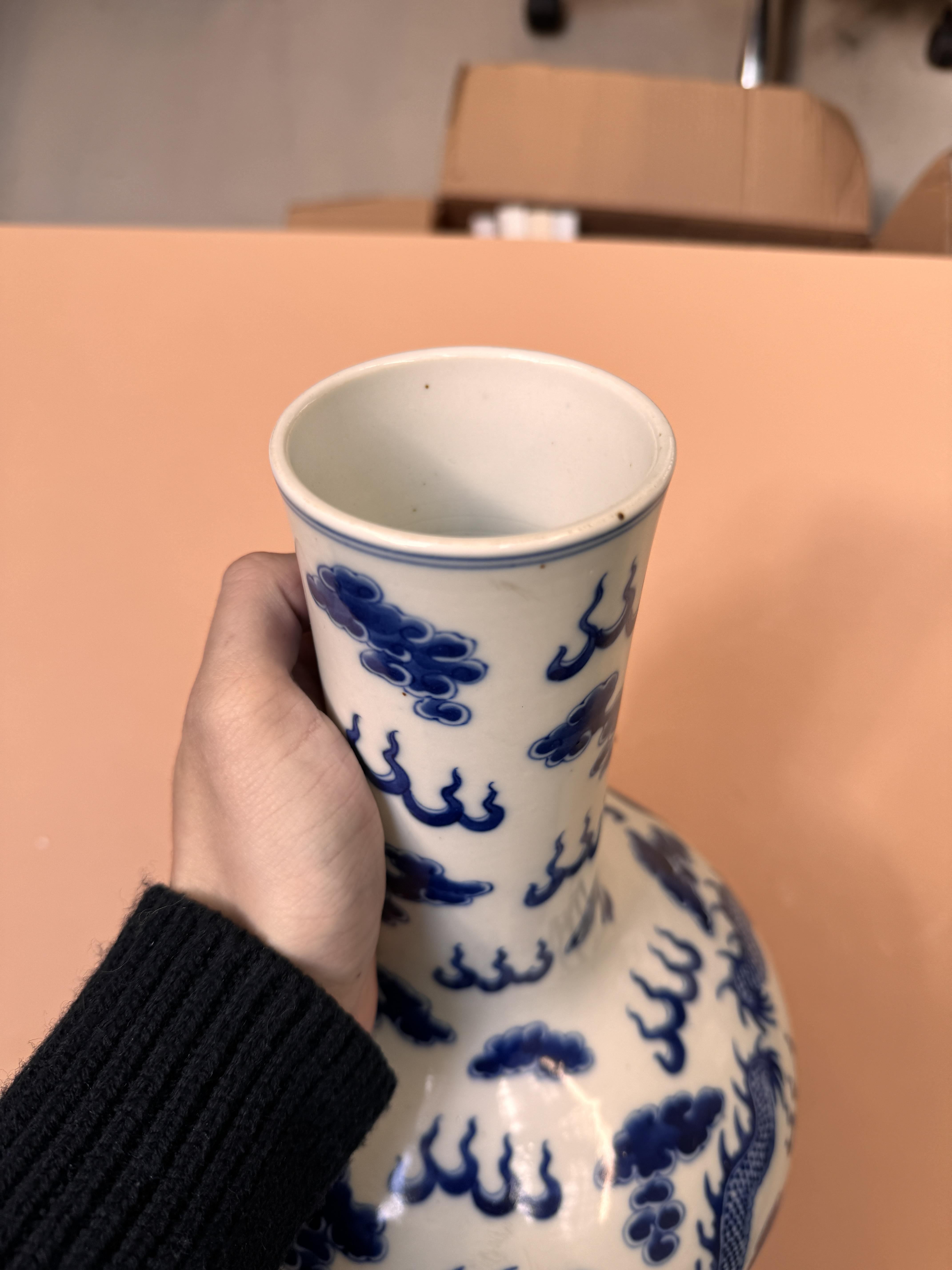 A CHINESE BLUE AND WHITE 'DRAGONS' VASE 清十九世紀 青花雲龍紋瓶 - Image 13 of 28