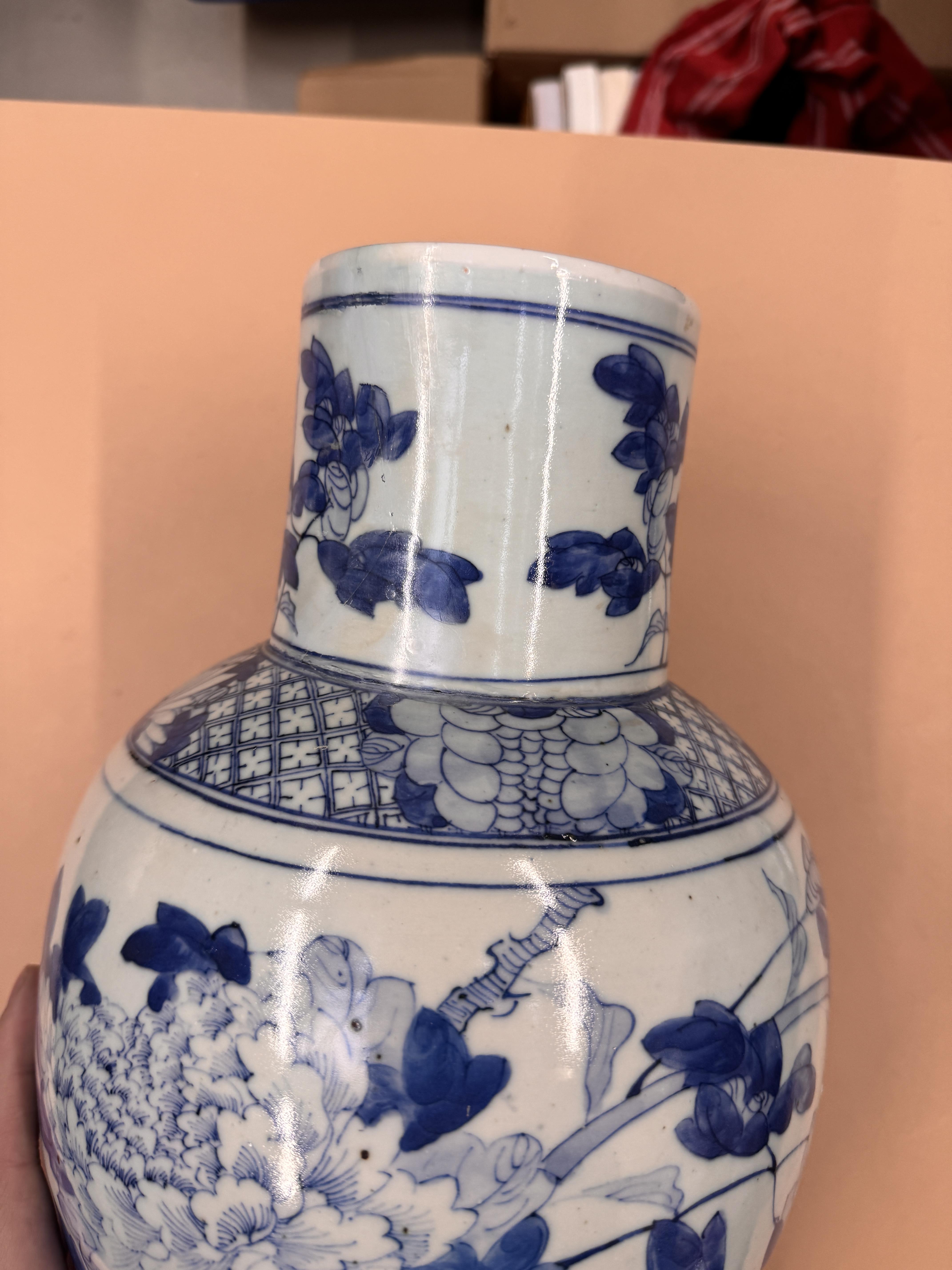 A CHINESE BLUE AND WHITE BALUSTER VASE AND COVER 清十九世紀 青花花鳥圖紋獅鈕蓋罐 - Image 14 of 28