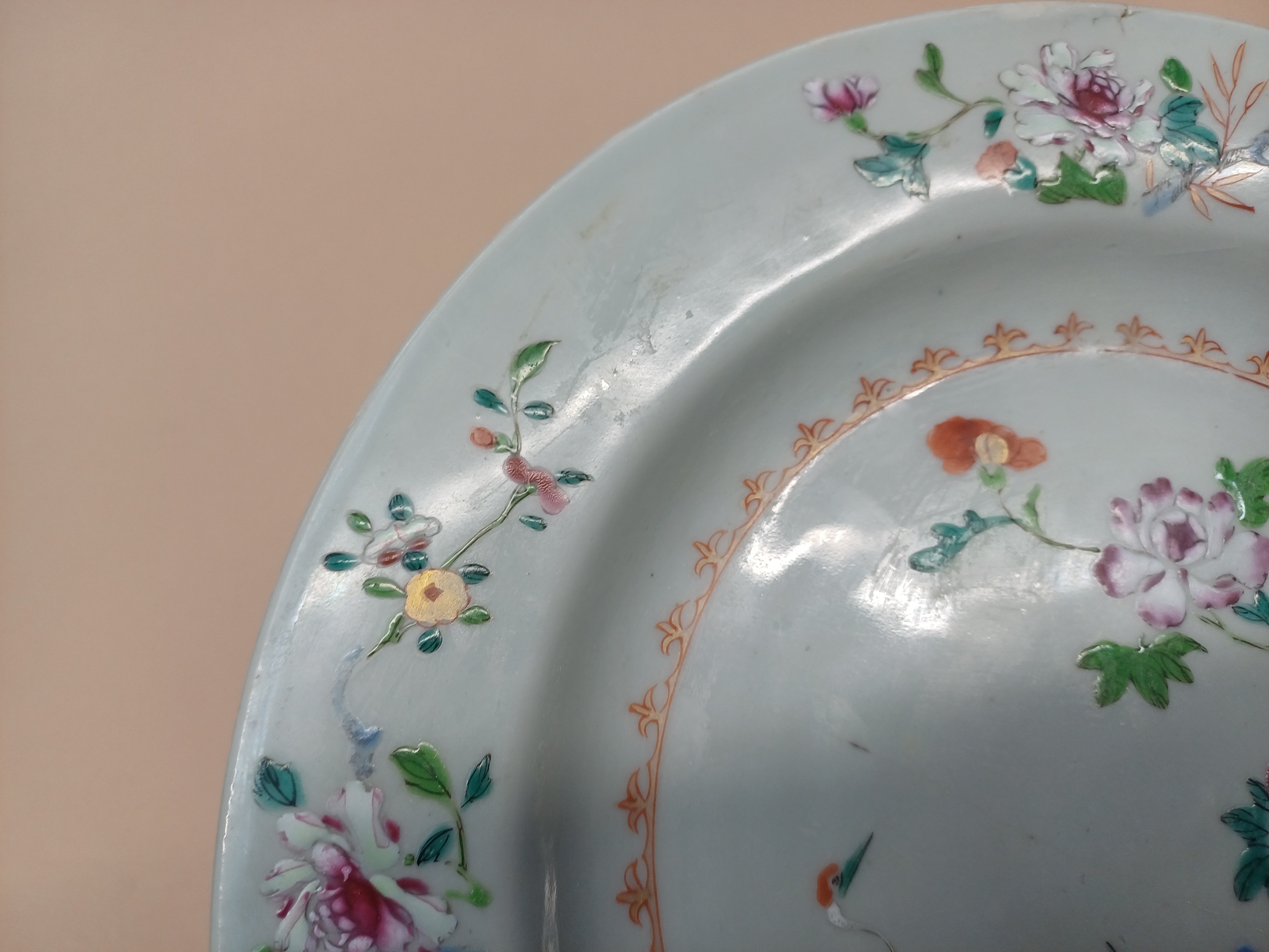 TWO CHINESE EXPORT FAMILLE-ROSE 'CRANES AND BLOSSOMS' DISHES 清十八世紀 外銷粉彩牡丹鶴紋盤兩件 - Image 11 of 15