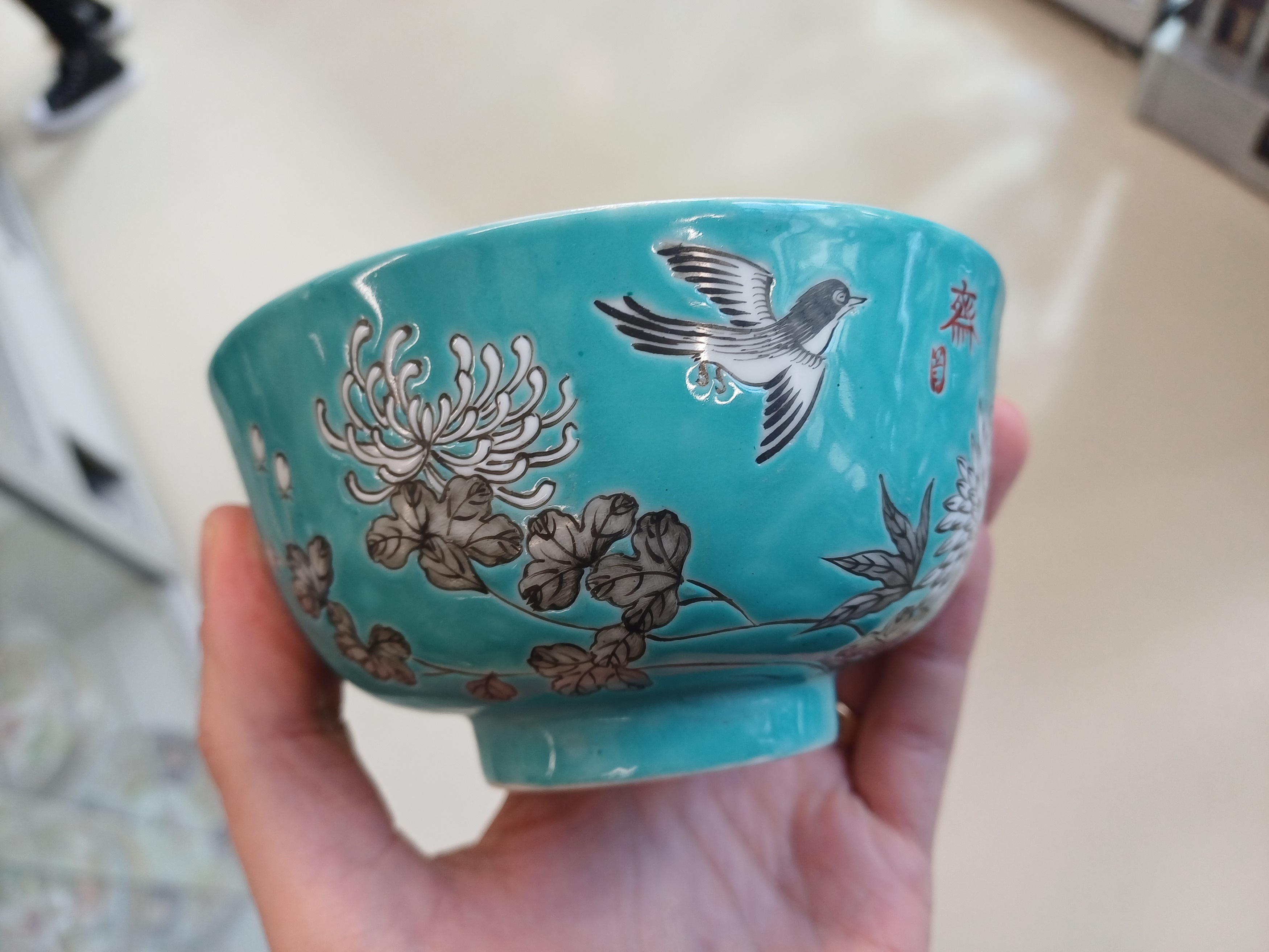 TWO CHINESE EN-GRISAILLE TURQUOISE-GROUND BOWLS 二十世紀 墨彩綠松石綠地花鳥圖盌一對 - Image 12 of 13
