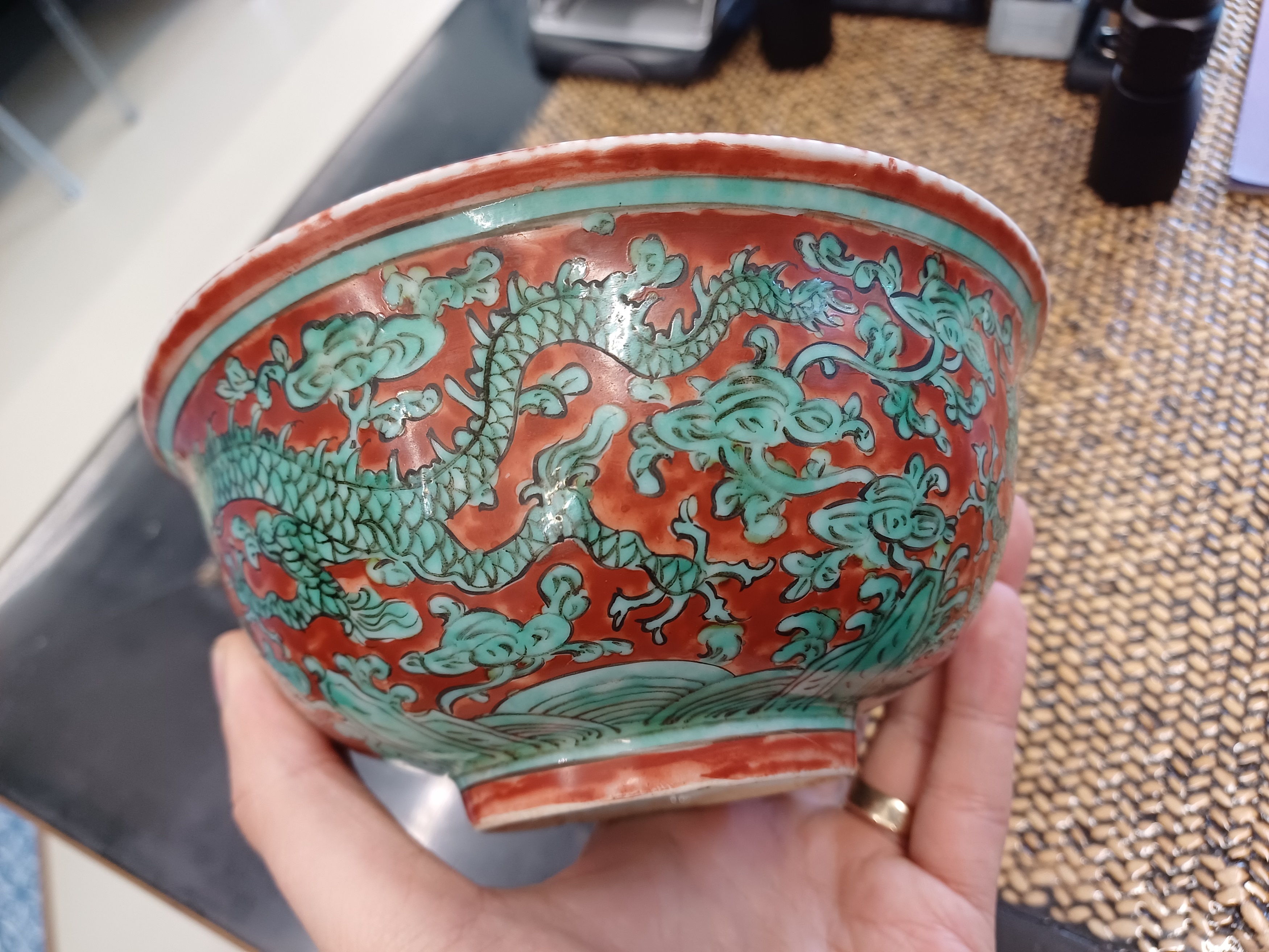 A CHINESE RED-GROUND GREEN-ENAMELLED 'DRAGON' BOWL 二十世紀 紅地綠彩龍紋盌《大明嘉靖年製》款 - Image 3 of 8