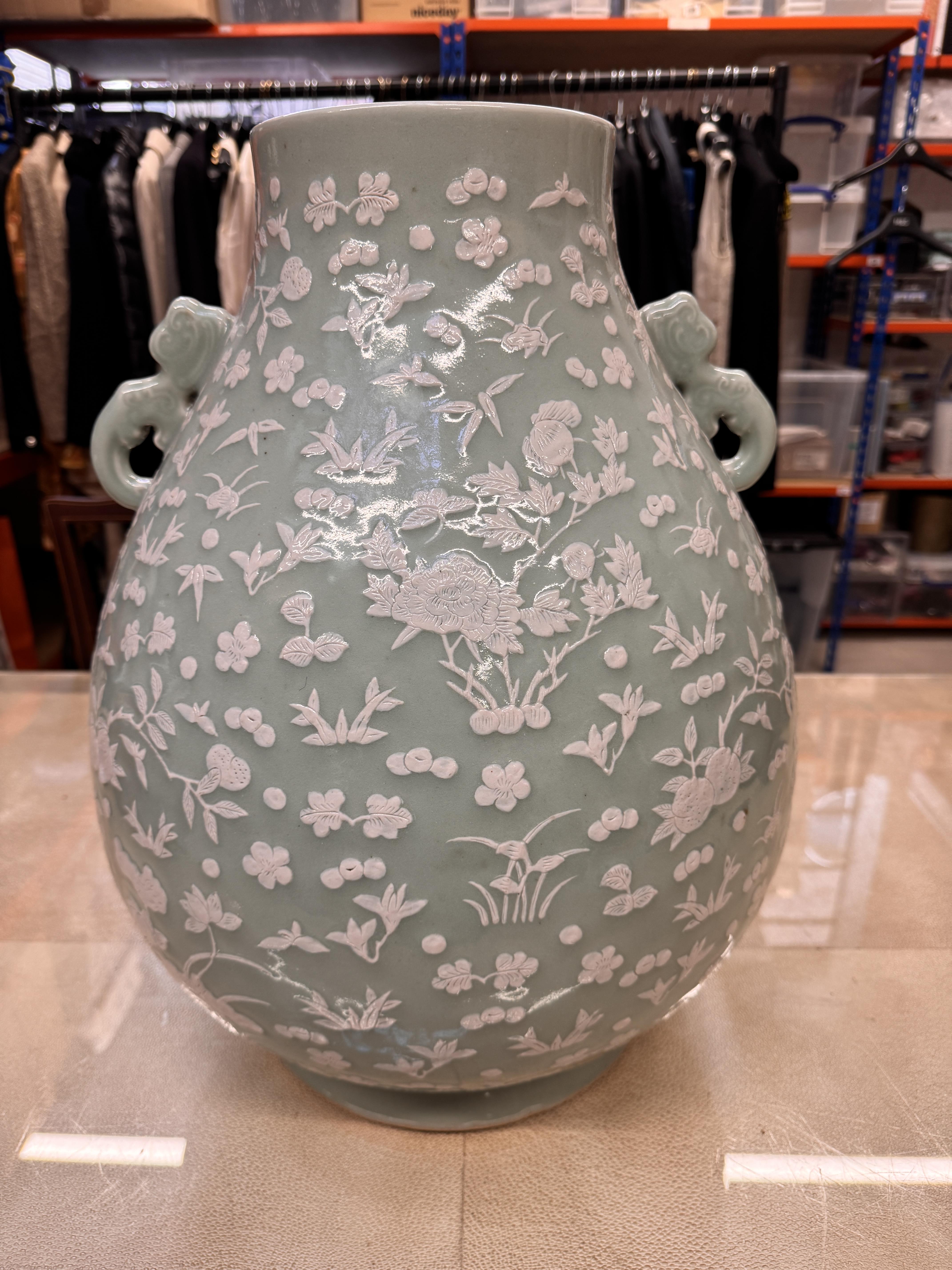 A LARGE CHINESE SLIP-DECORATED CELADON VASE, HU 青釉飾堆白雙龍耳瓶 - Image 6 of 12