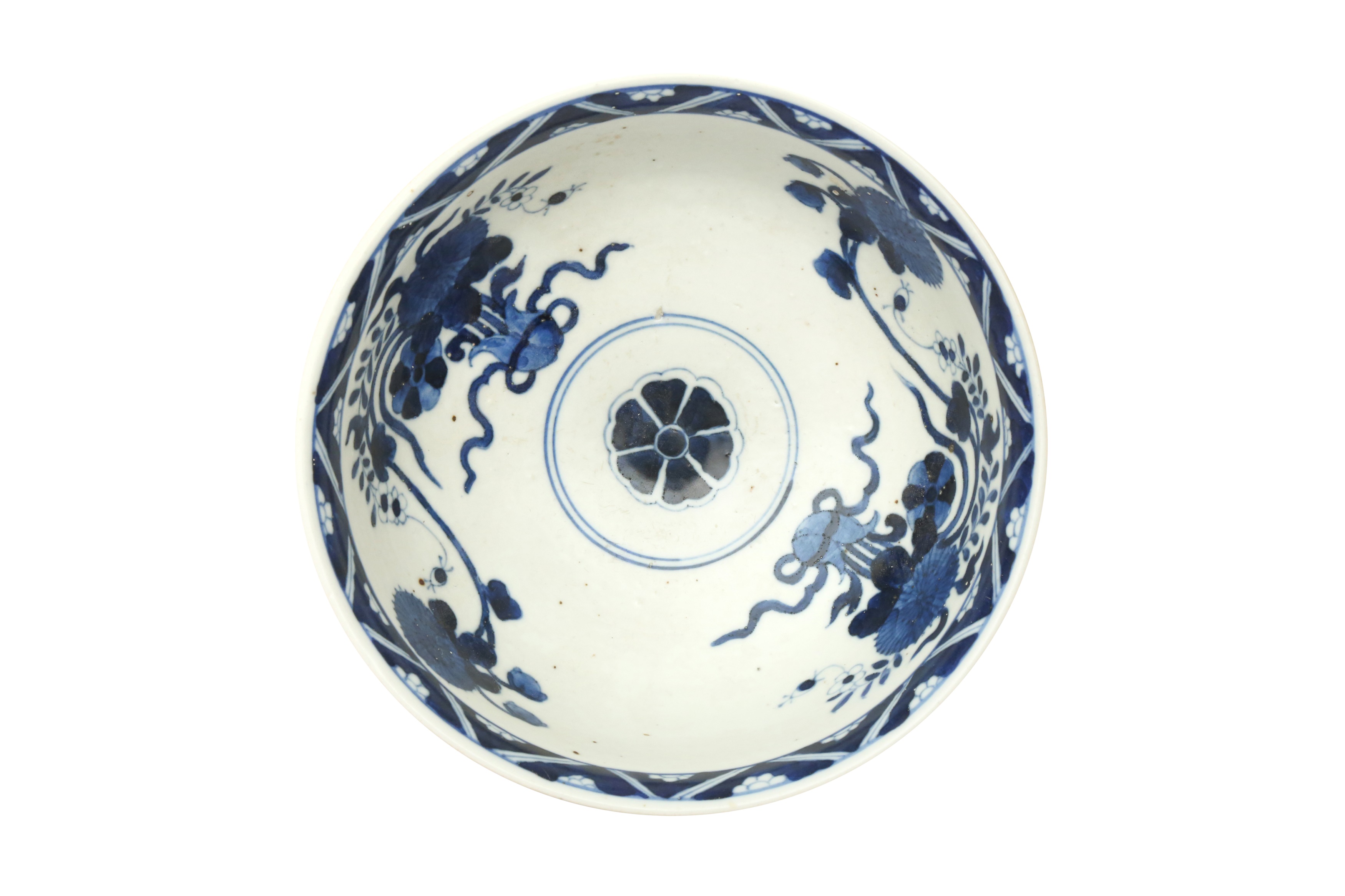 A CHINESE BLUE AND WHITE CAFE-AU-LAIT BOWL 清十八世紀 內青花花卉紋外紫金釉盌 - Image 2 of 10