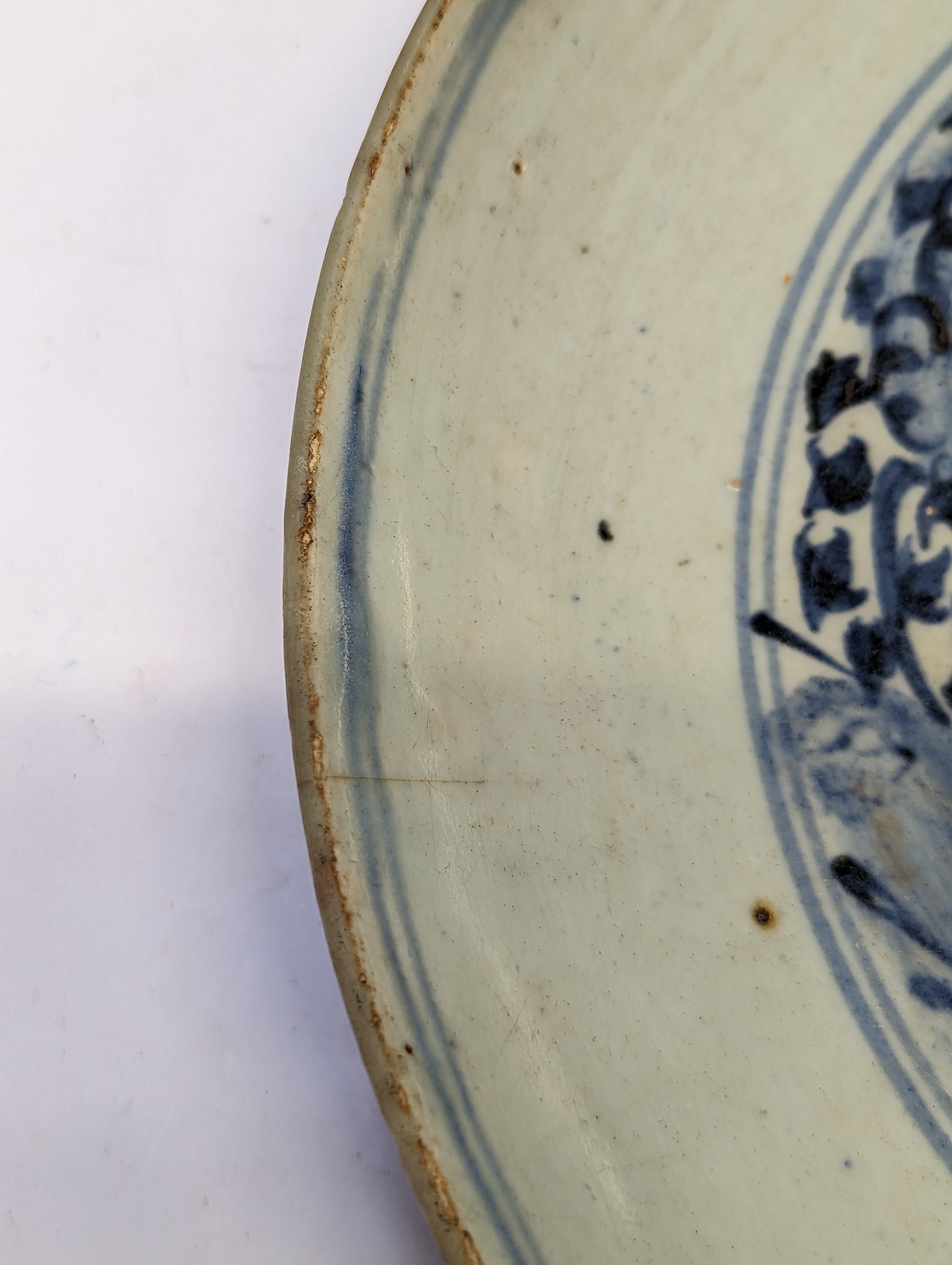 A CHINESE BLUE AND WHITE 'SCHOLAR'S ROCK' DISH 明 青花供石紋盤 - Image 3 of 13