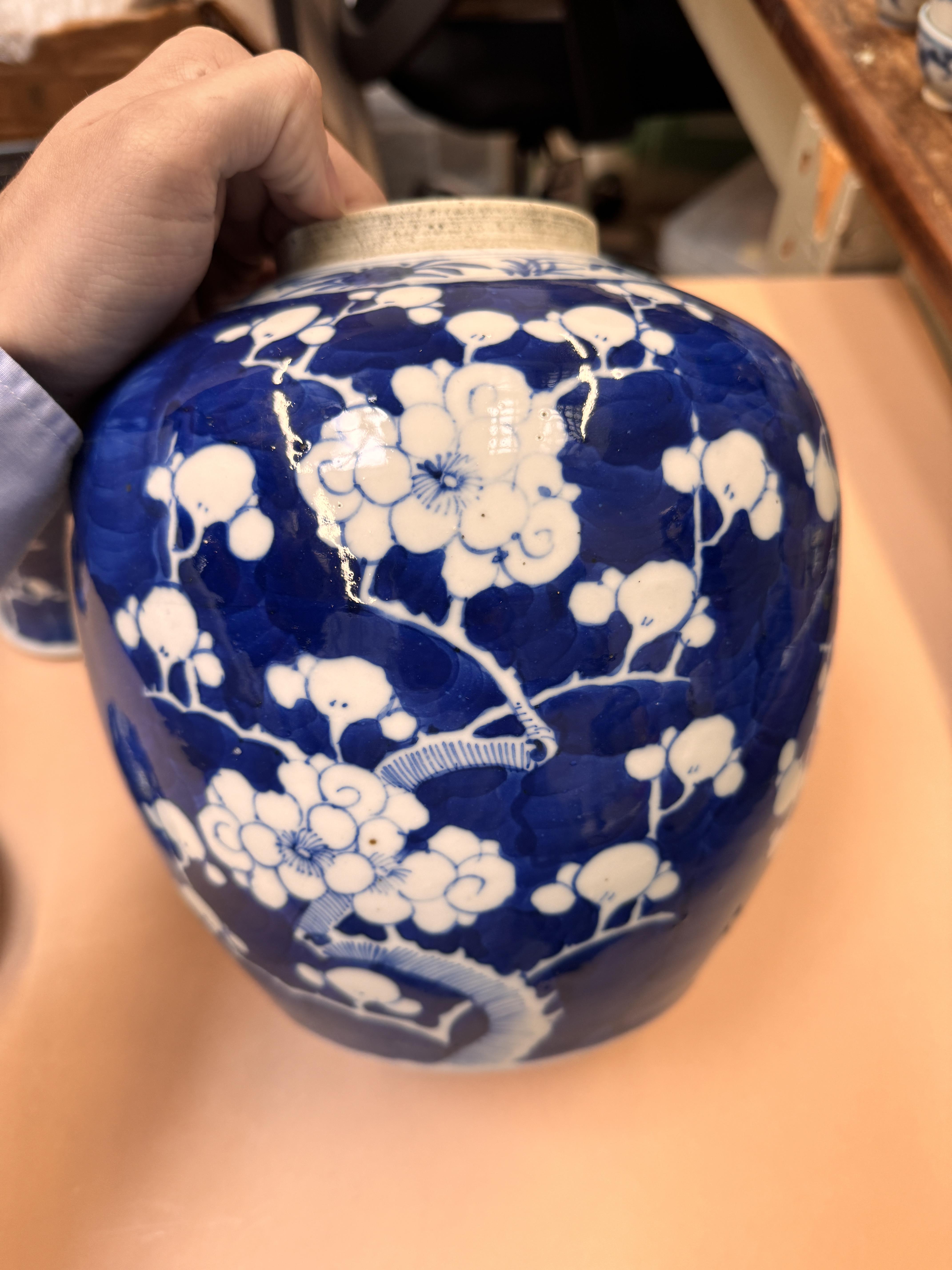 A CHINESE BLUE AND WHITE 'PRUNUS' JAR AND TWO VASES 清十九世紀 青花梅紋罐及瓶兩件 - Image 22 of 33