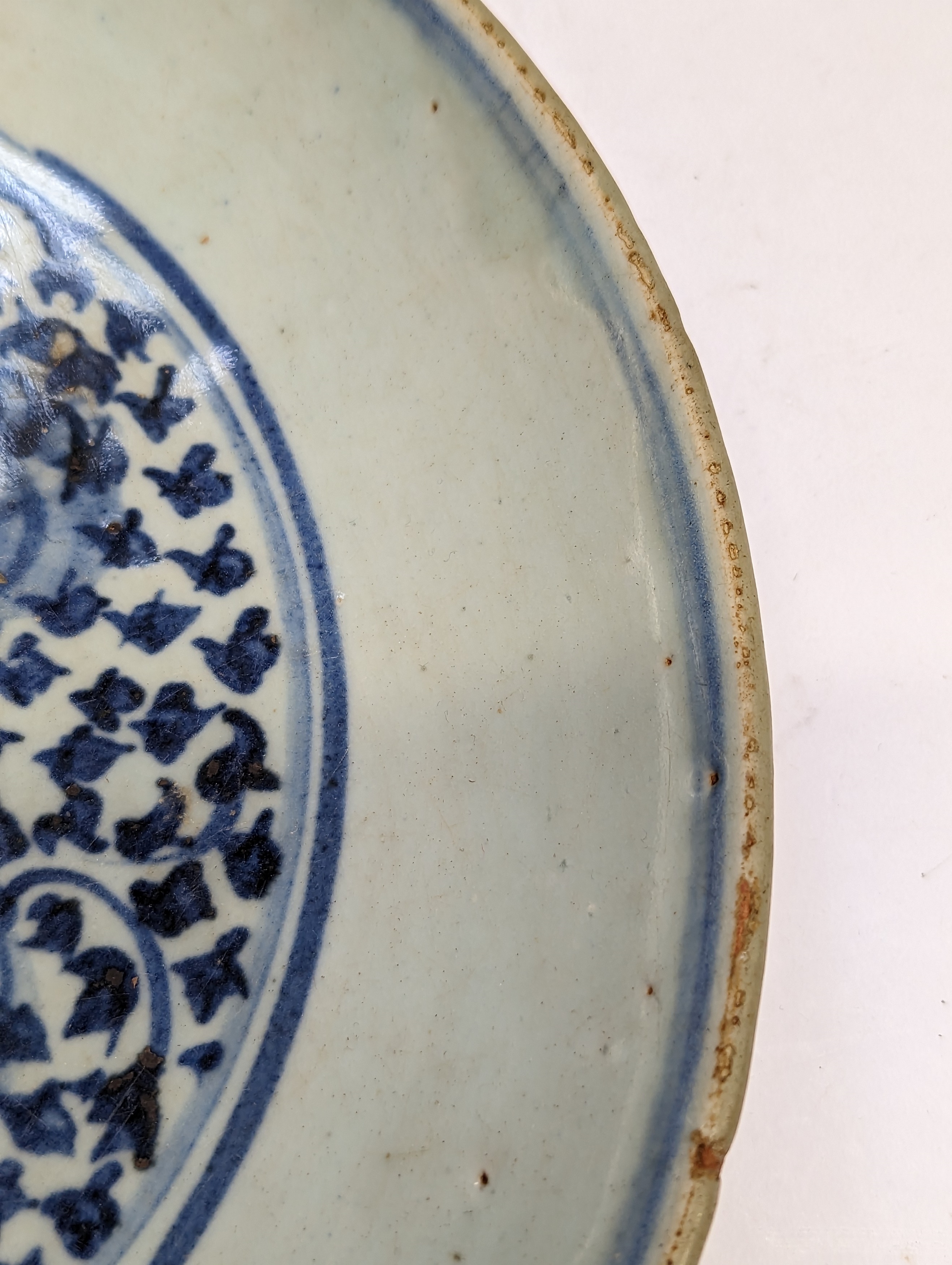 A CHINESE BLUE AND WHITE 'SCHOLAR'S ROCK' DISH 明 青花供石紋盤 - Image 7 of 13