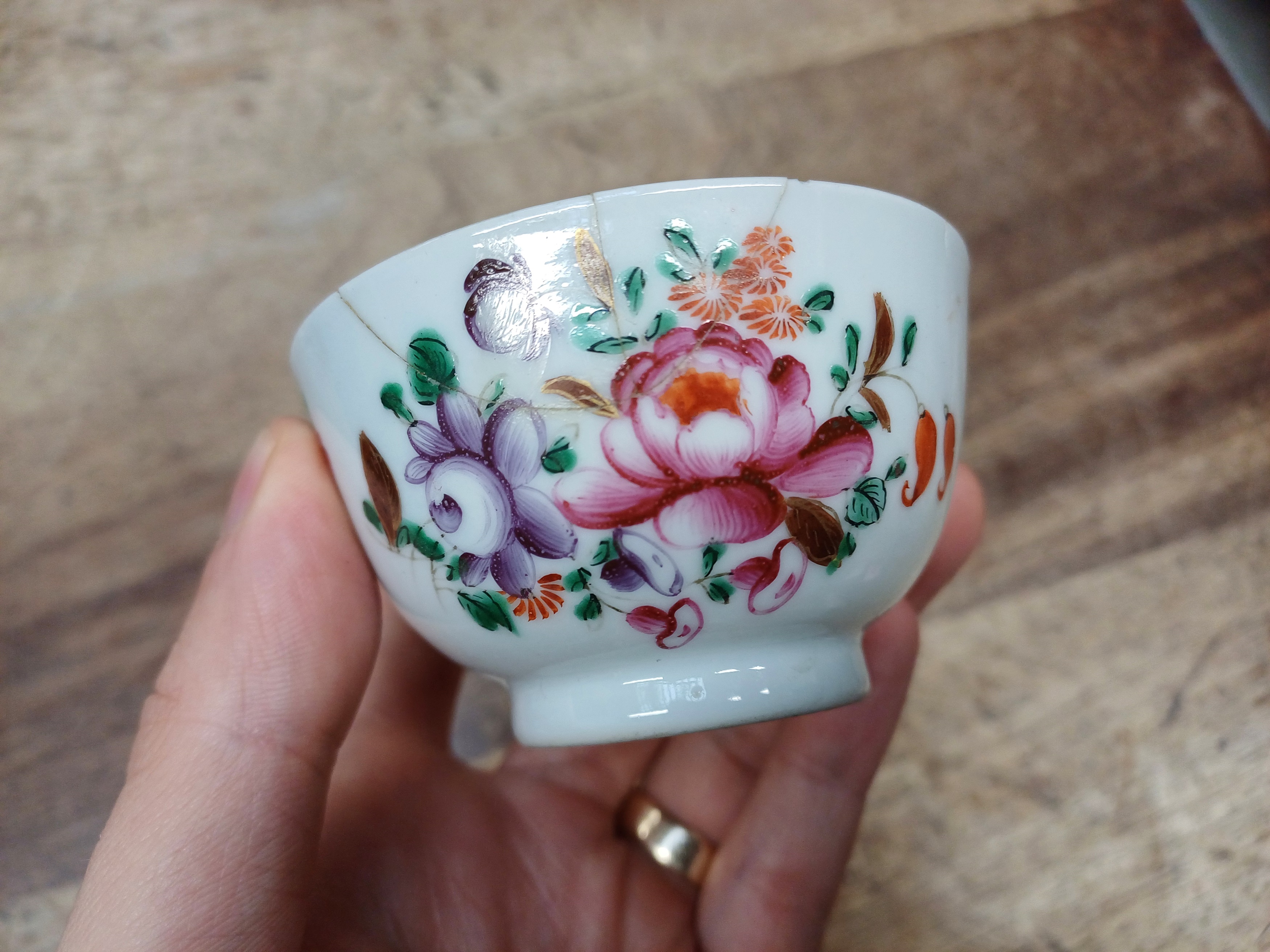 FIVE CHINESE FAMILLE-ROSE CUPS AND TWO SAUCERS 清十八世紀 粉彩杯碟五件 - Image 10 of 21