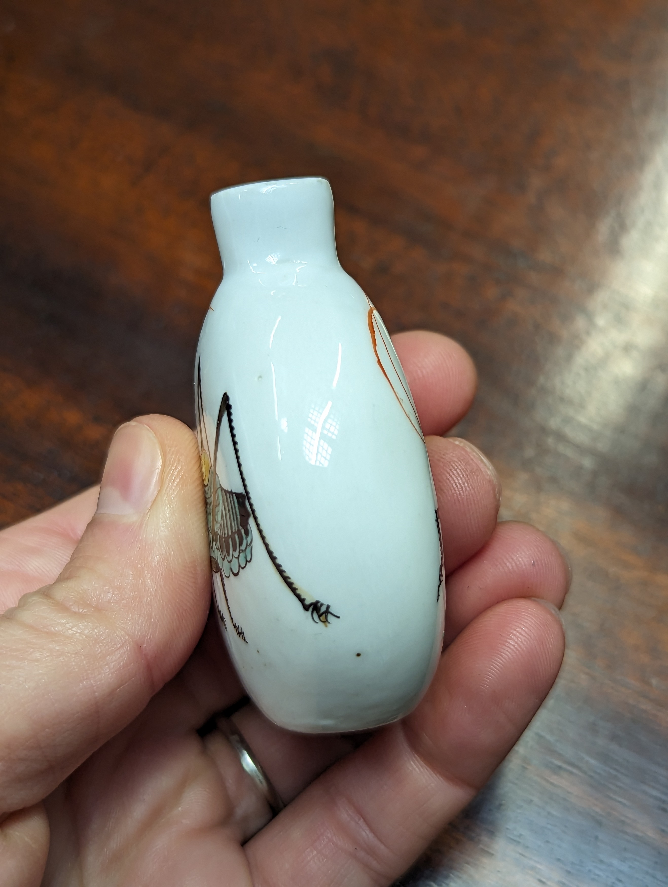 A CHINESE PORCELAIN 'CRICKET' SNUFF BOTTLE 晚清 蟈蟈圖鼻煙壺 - Image 5 of 9
