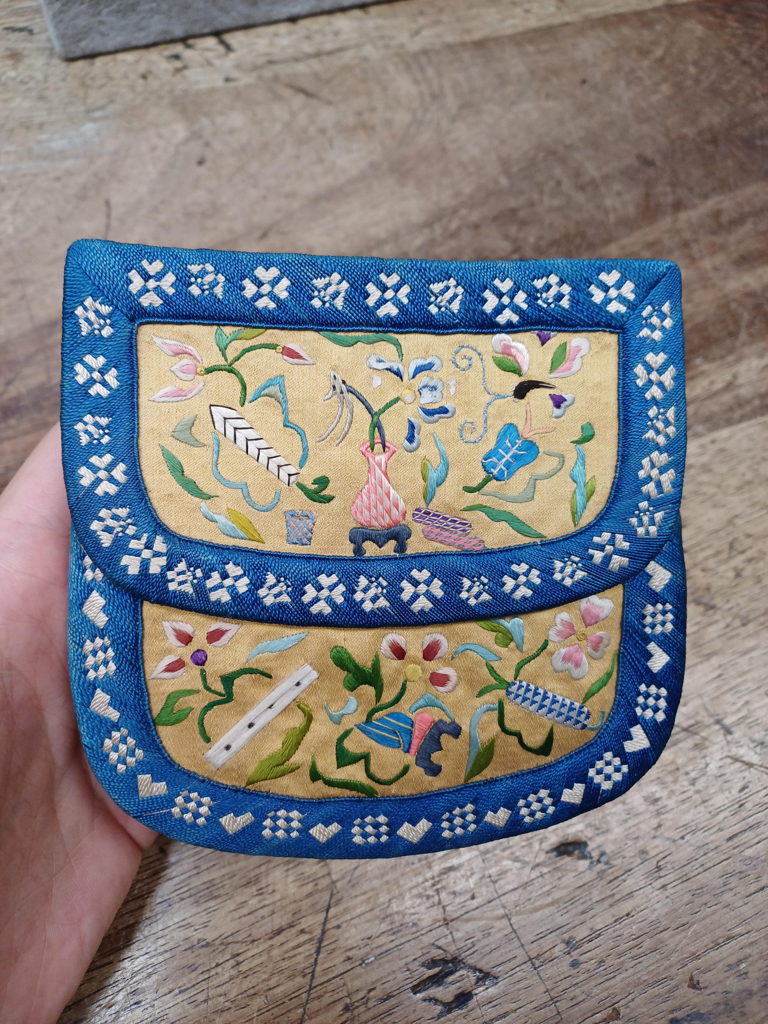 A CHINESE SILK EMBROIDERED PURSE 清十九世紀 絲繡花卉圖紋包 - Image 7 of 10