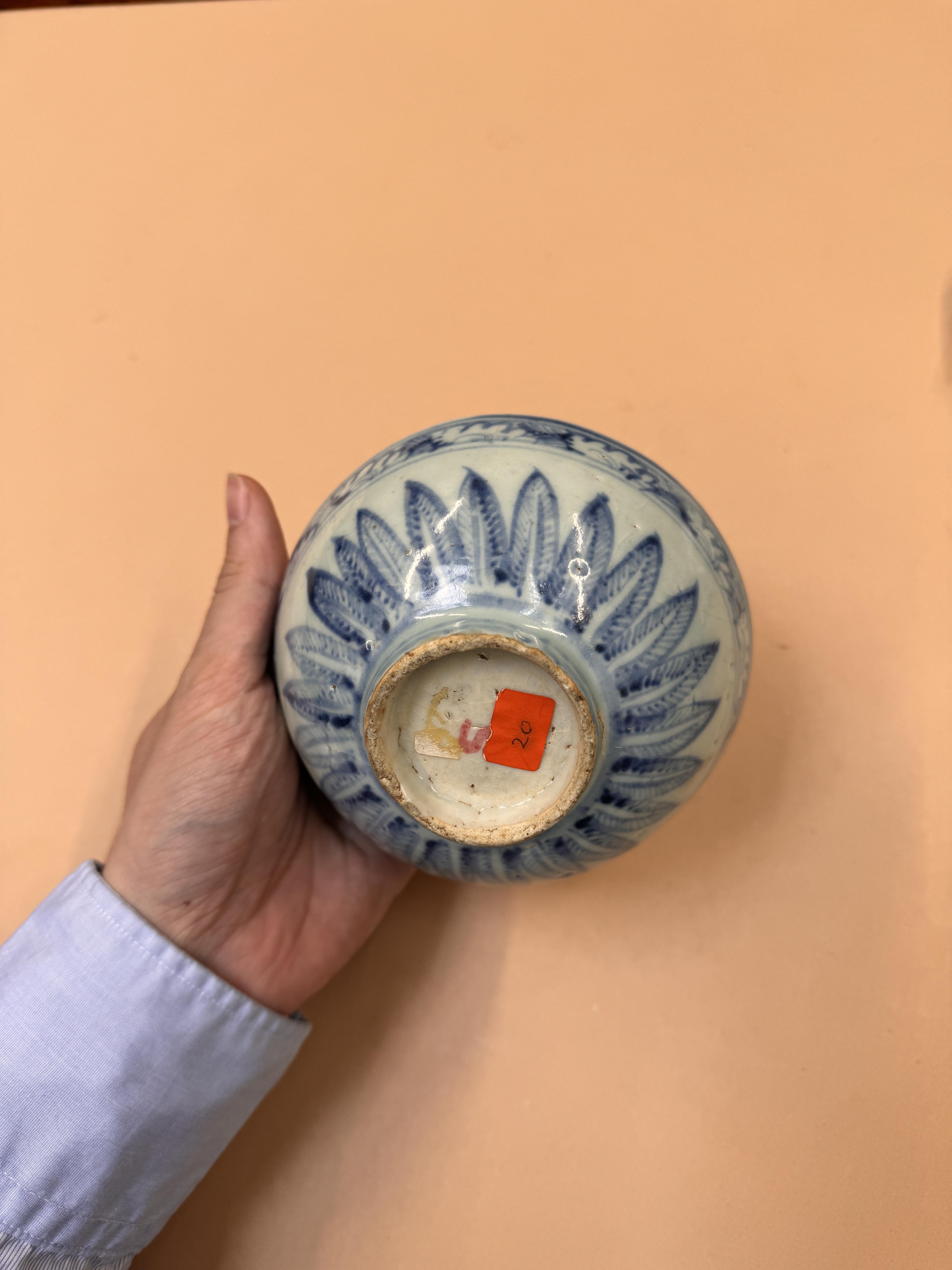 A CHINESE BLUE AND WHITE BOWL 明 青花蕉葉紋盌 - Image 2 of 13