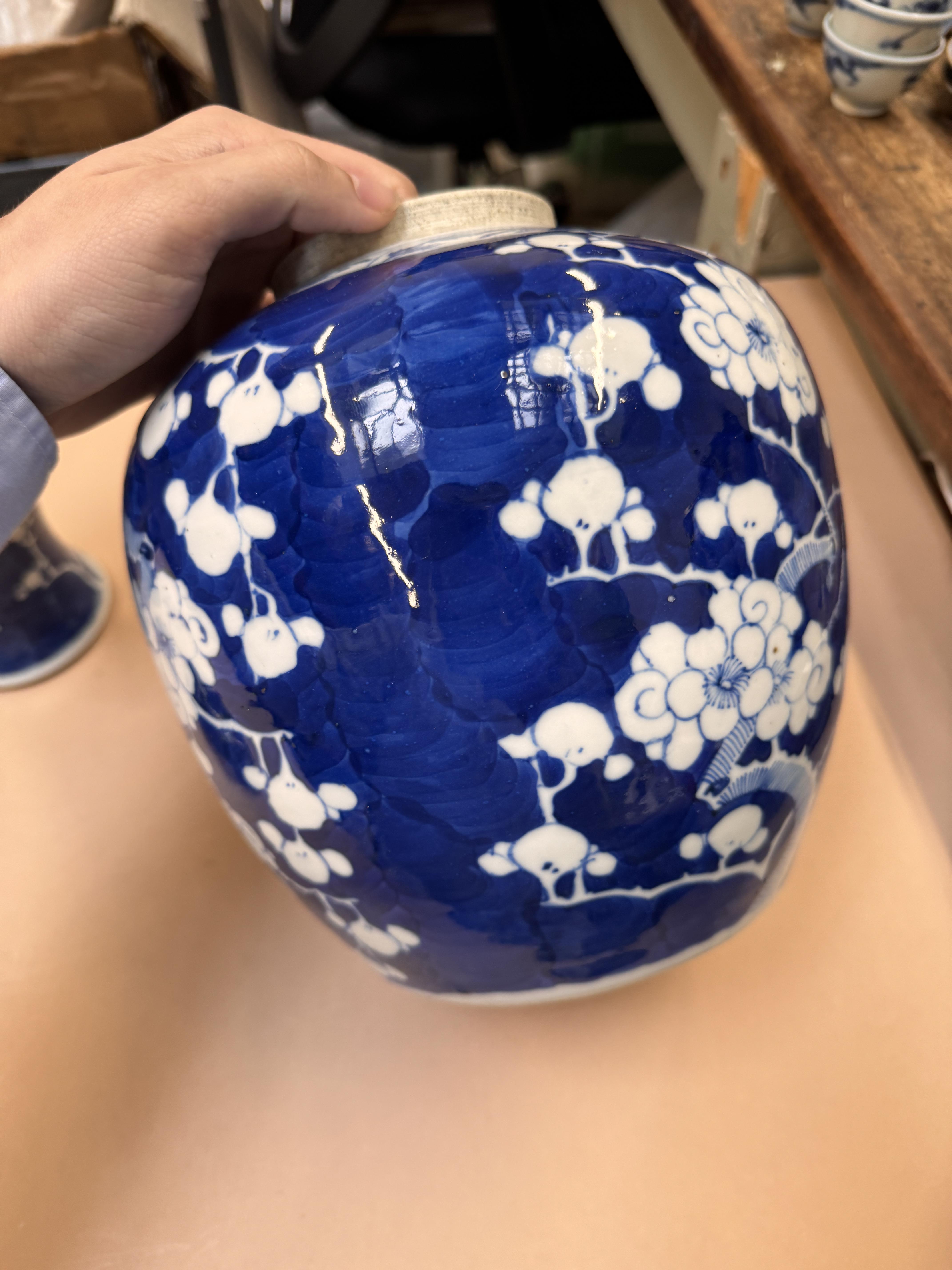 A CHINESE BLUE AND WHITE 'PRUNUS' JAR AND TWO VASES 清十九世紀 青花梅紋罐及瓶兩件 - Image 28 of 33