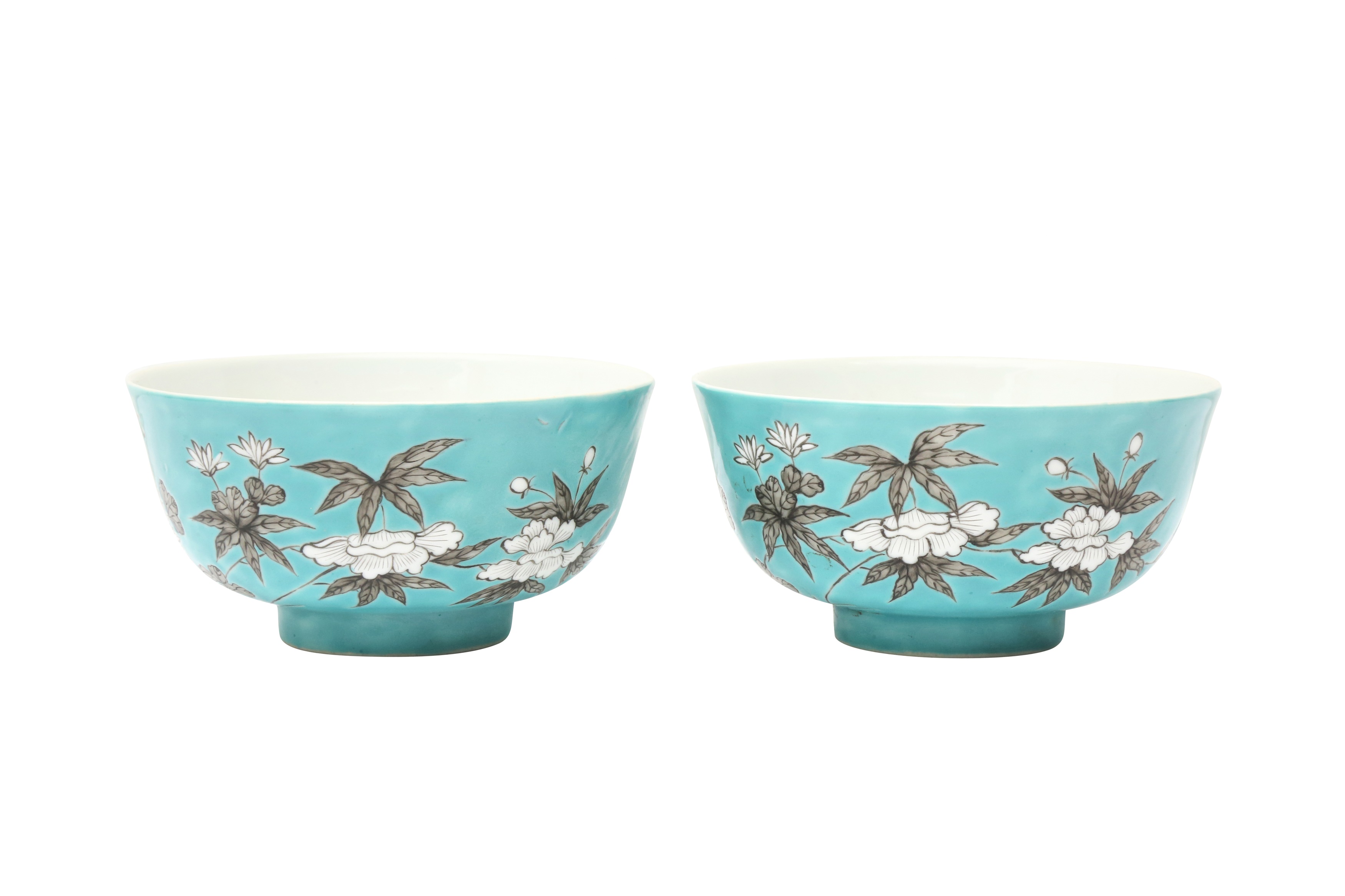 TWO CHINESE EN-GRISAILLE TURQUOISE-GROUND BOWLS 二十世紀 墨彩綠松石綠地花鳥圖盌一對 - Image 2 of 13