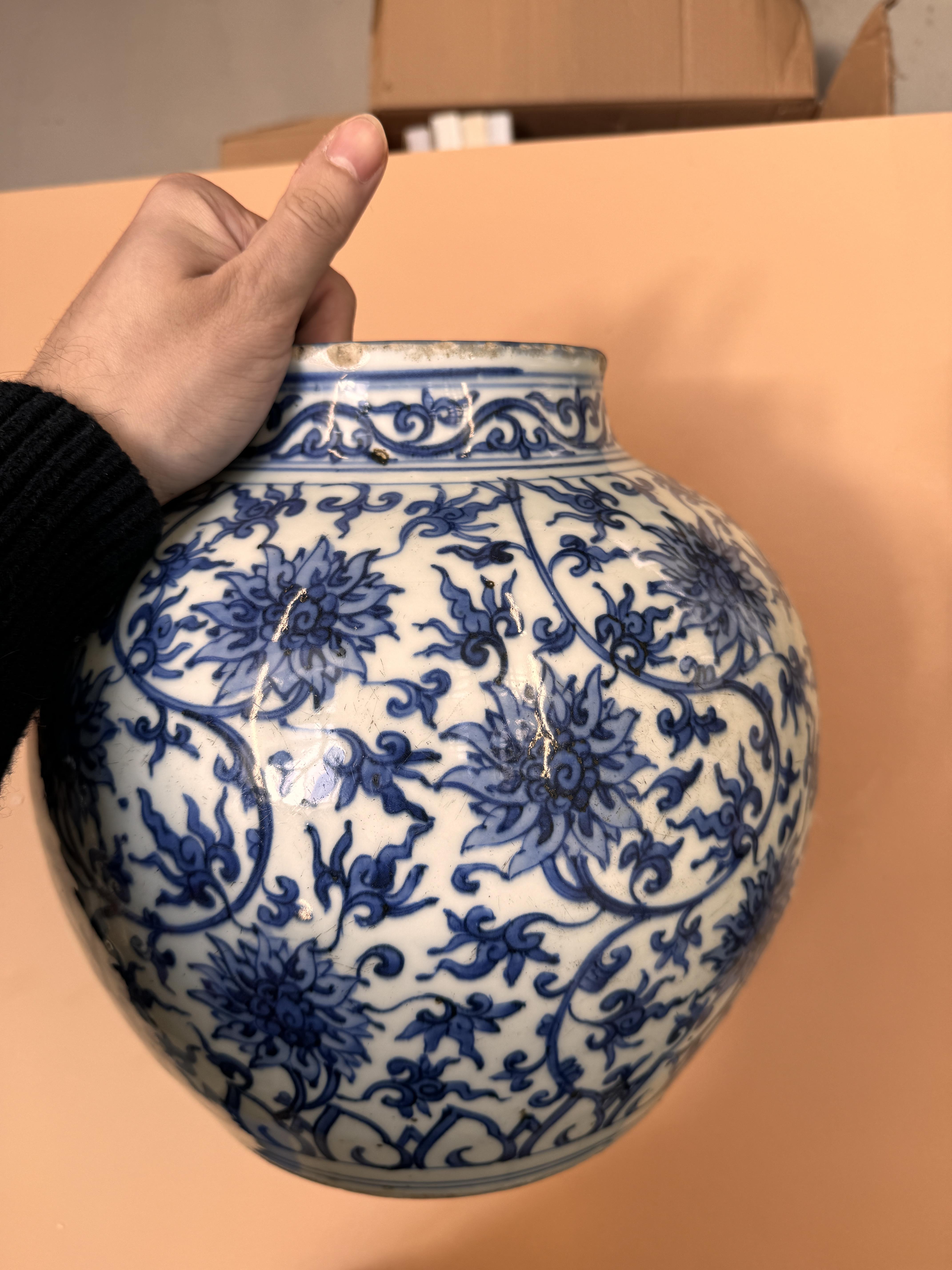 A CHINESE BLUE AND WHITE 'LOTUS' JAR 十九至二十世紀 青花纏枝蓮紋罐 - Image 4 of 12