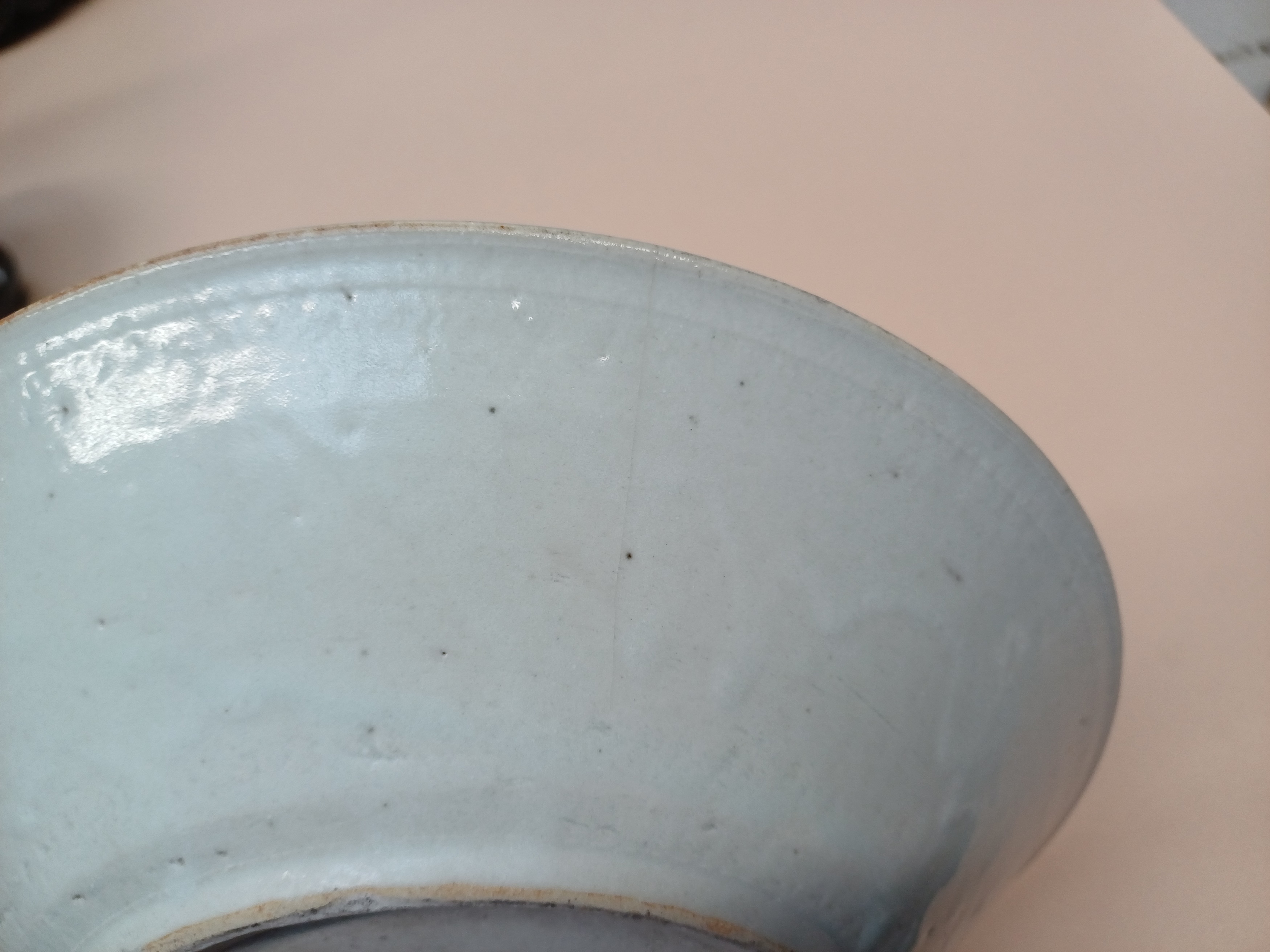 A CHINESE BLUE AND WHITE DISH, BOWL AND A SAUCE BOAT 明至十八世紀 青花盤、盌及醬料船一組 - Image 3 of 16