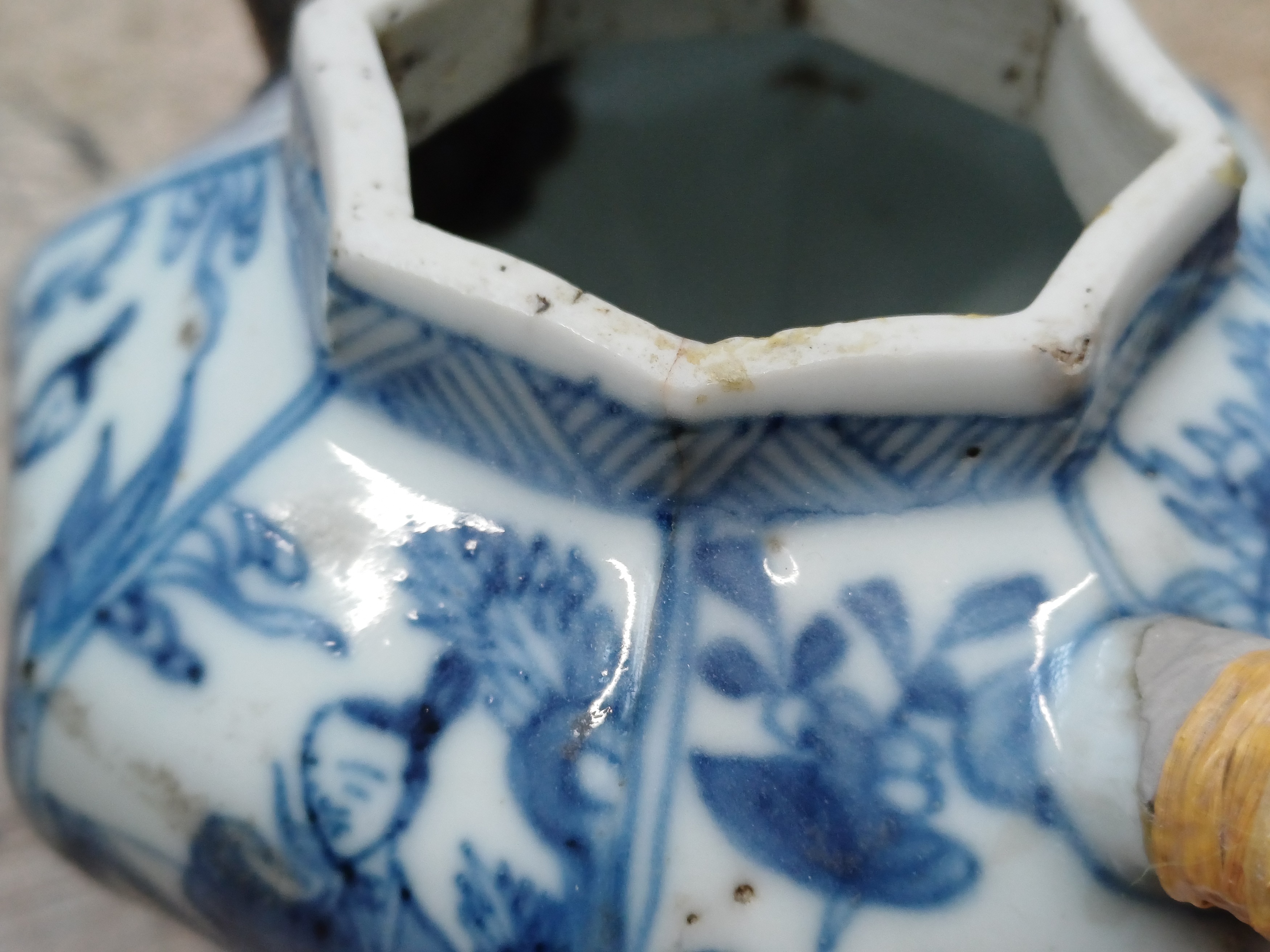 THREE CHINESE BLUE AND WHITE PIECES 清 康熙至十八世紀 青花瓷器一組 - Image 8 of 22