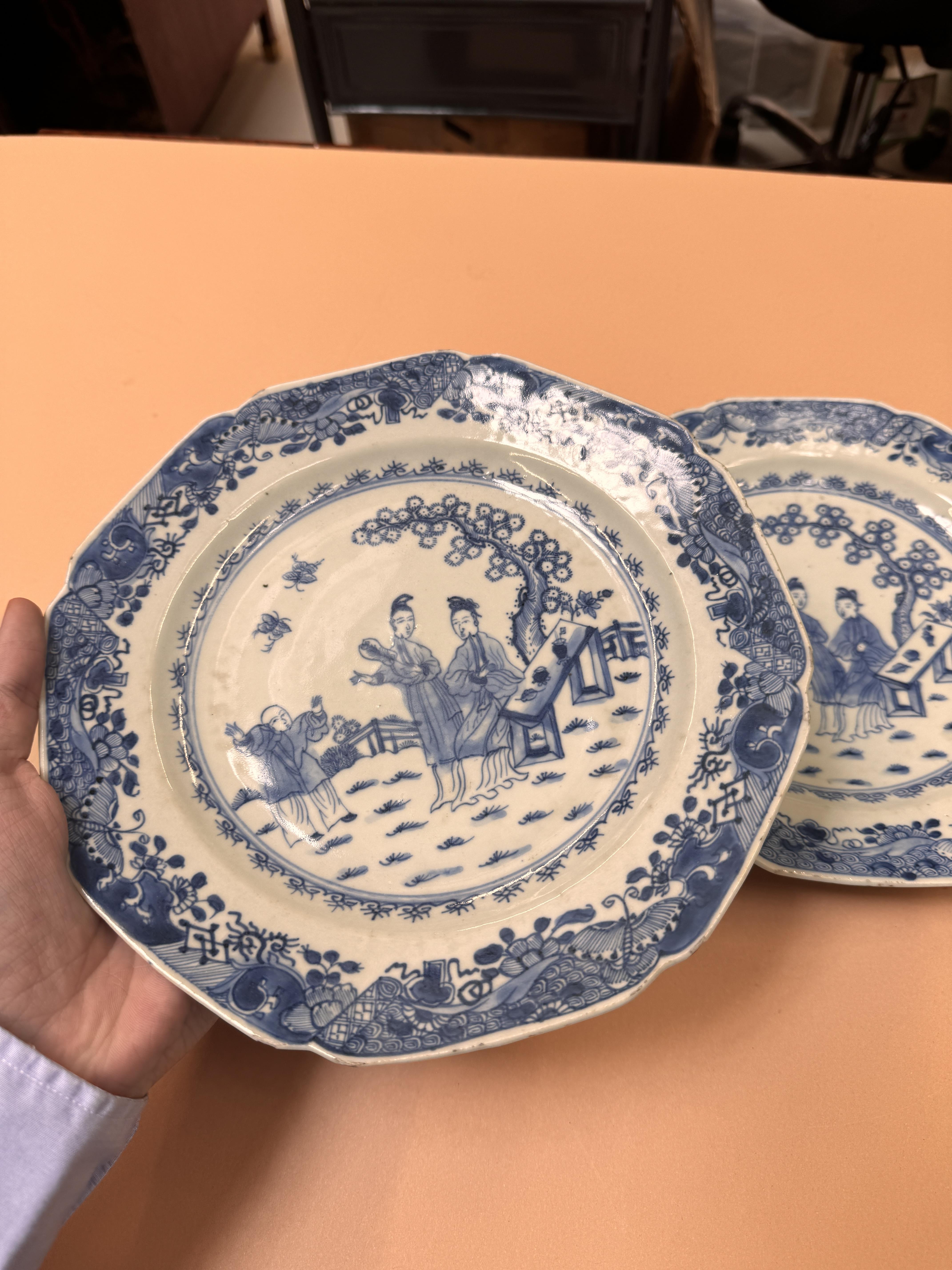 TWO CHINESE EXPORT BLUE AND WHITE DISHES 清十八世紀 外銷青花人物故事圖紋盤兩件 - Image 2 of 11