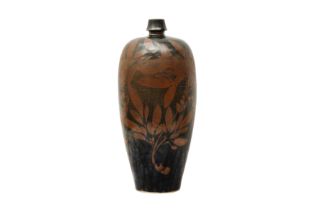 A LARGE CHINESE CIZHOU-STYLE IRON-DECORATED VASE, MEIPING 二十世紀 仿磁州窯梅瓶