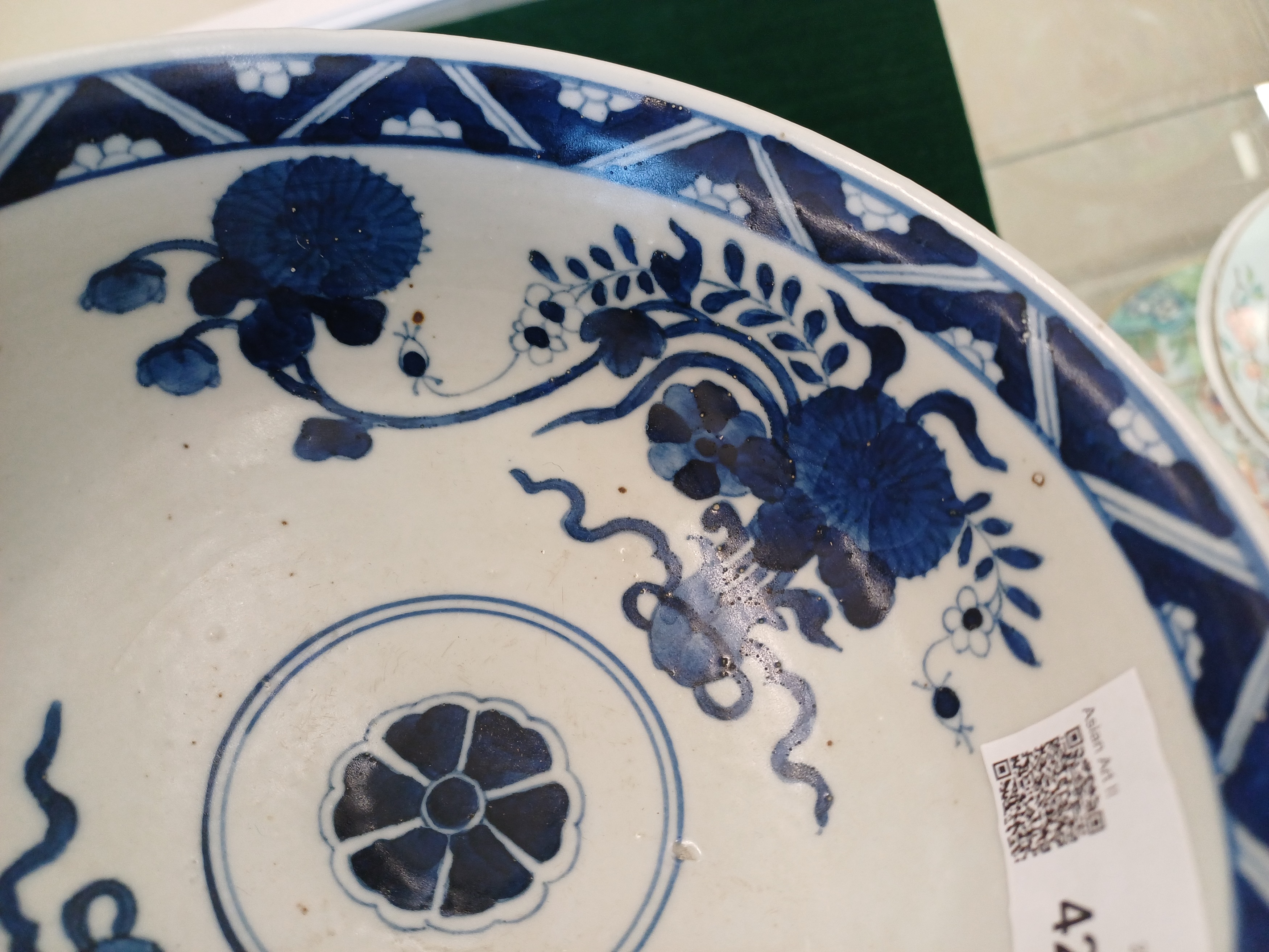 A CHINESE BLUE AND WHITE CAFE-AU-LAIT BOWL 清十八世紀 內青花花卉紋外紫金釉盌 - Image 6 of 10