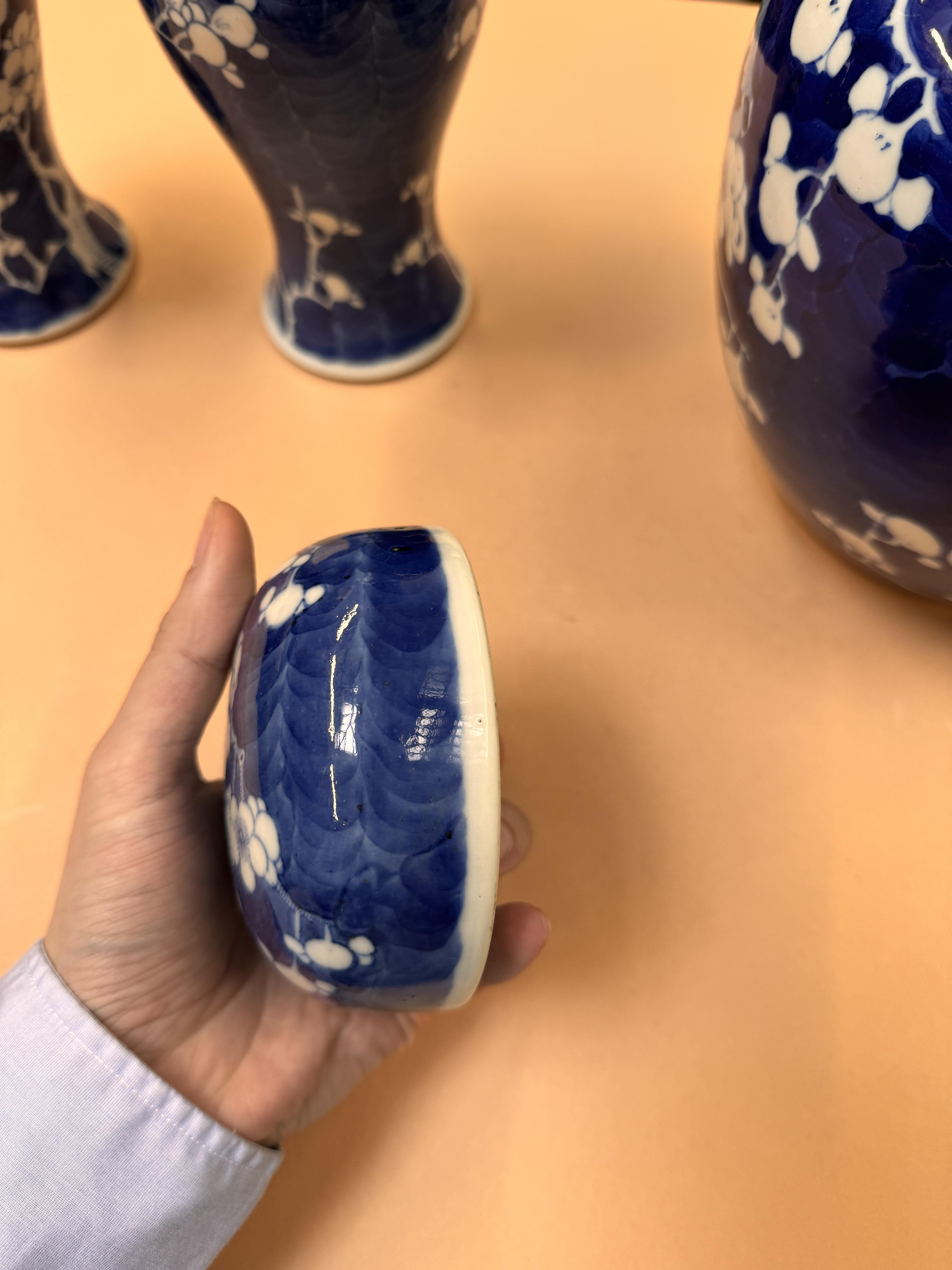A CHINESE BLUE AND WHITE 'PRUNUS' JAR AND TWO VASES 清十九世紀 青花梅紋罐及瓶兩件 - Bild 26 aus 33