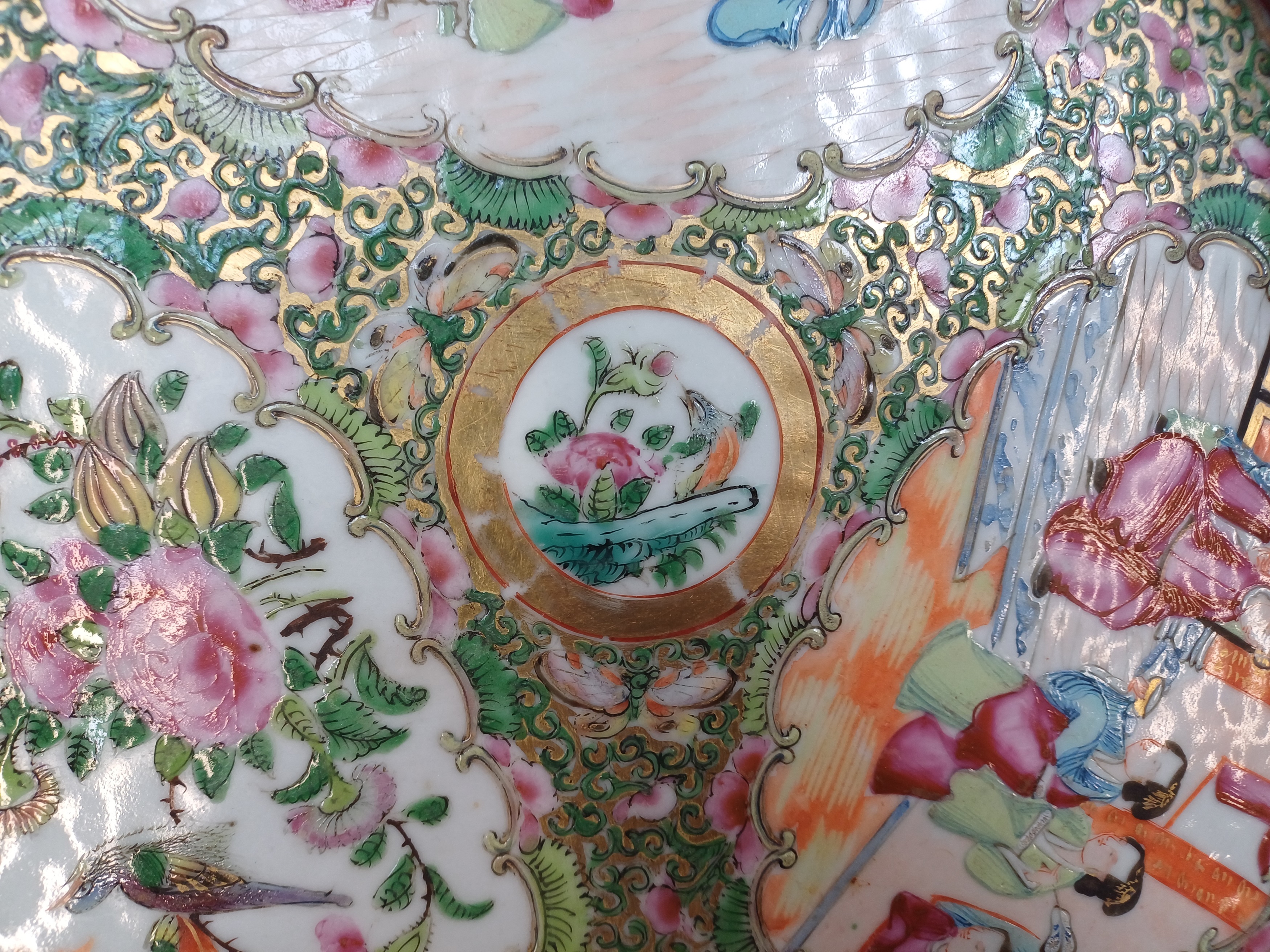 A GROUP OF CHINESE CANTON FAMILLE-ROSE PORCELAIN 晚清 十九或二十世紀 廣彩瓷器一組 - Image 32 of 33