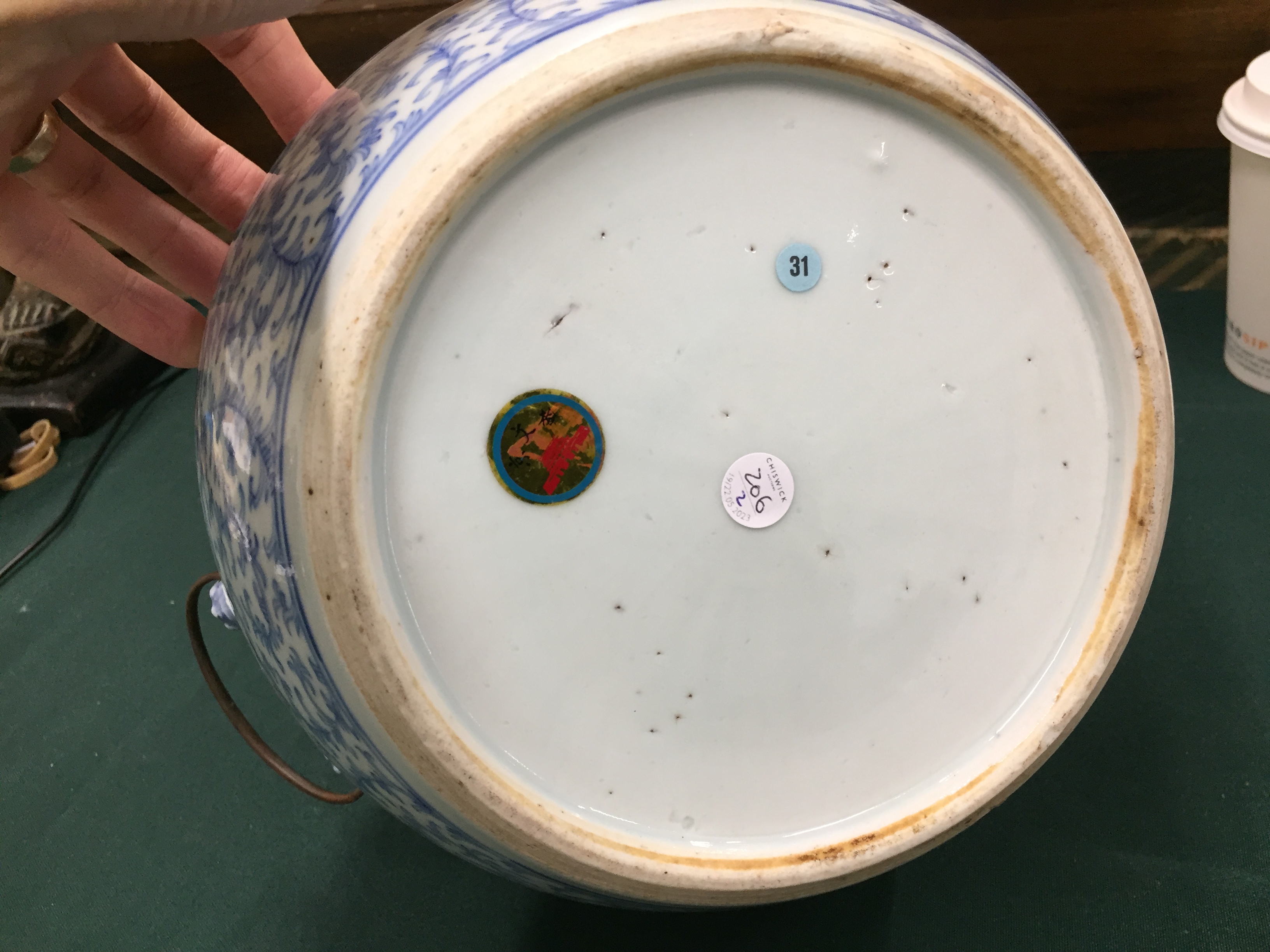 A CHINESE BLUE AND WHITE JAR AND COVER 清十九世紀 青花花卉圖紋蓋罐 - Image 9 of 9