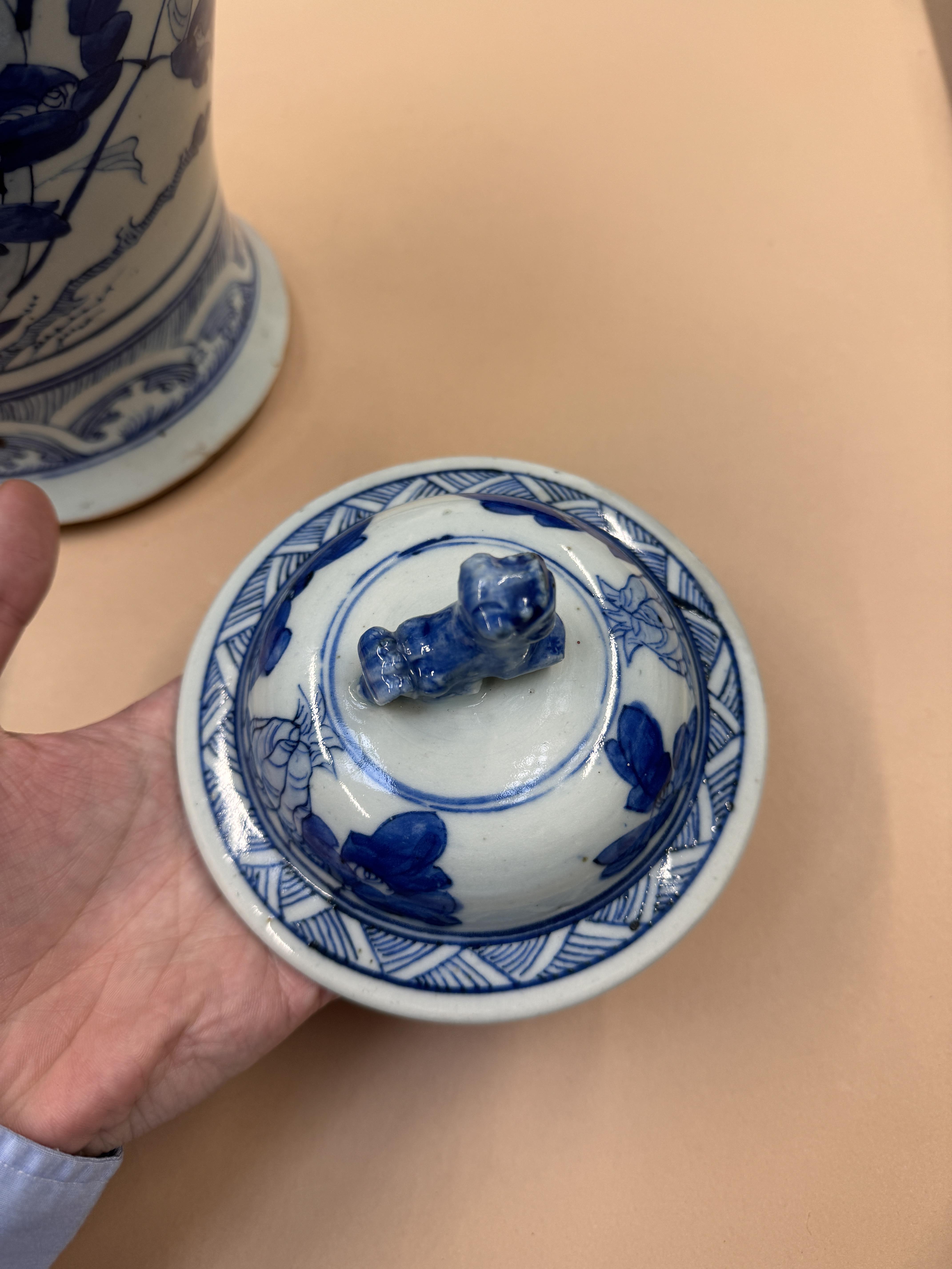 A CHINESE BLUE AND WHITE BALUSTER VASE AND COVER 清十九世紀 青花花鳥圖紋獅鈕蓋罐 - Image 26 of 28