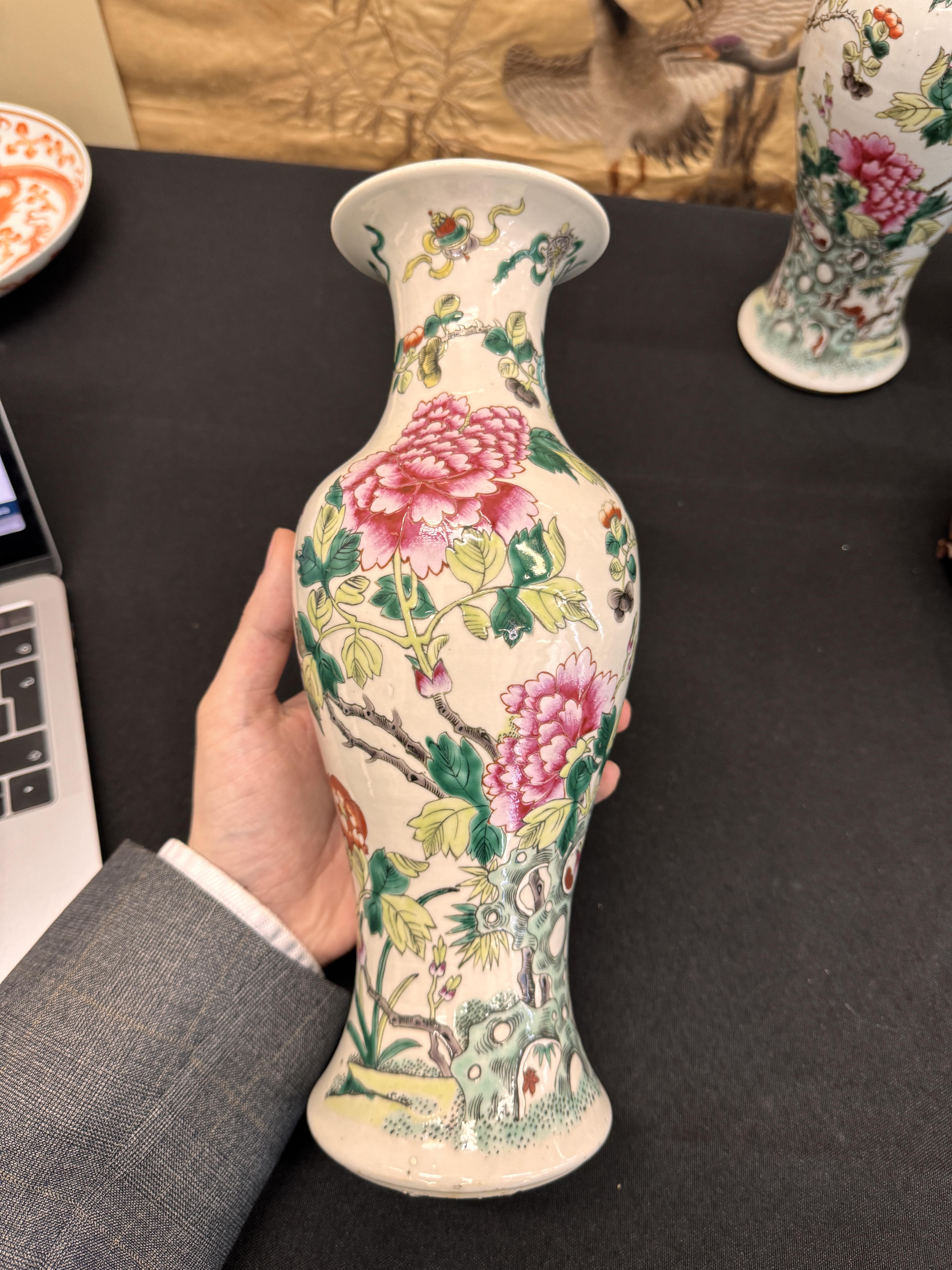 A PAIR OF CHINESE FAMILLE-ROSE 'PEONY' VASES 清 十九或二十世紀 粉彩牡丹紋瓶一對 - Image 19 of 19