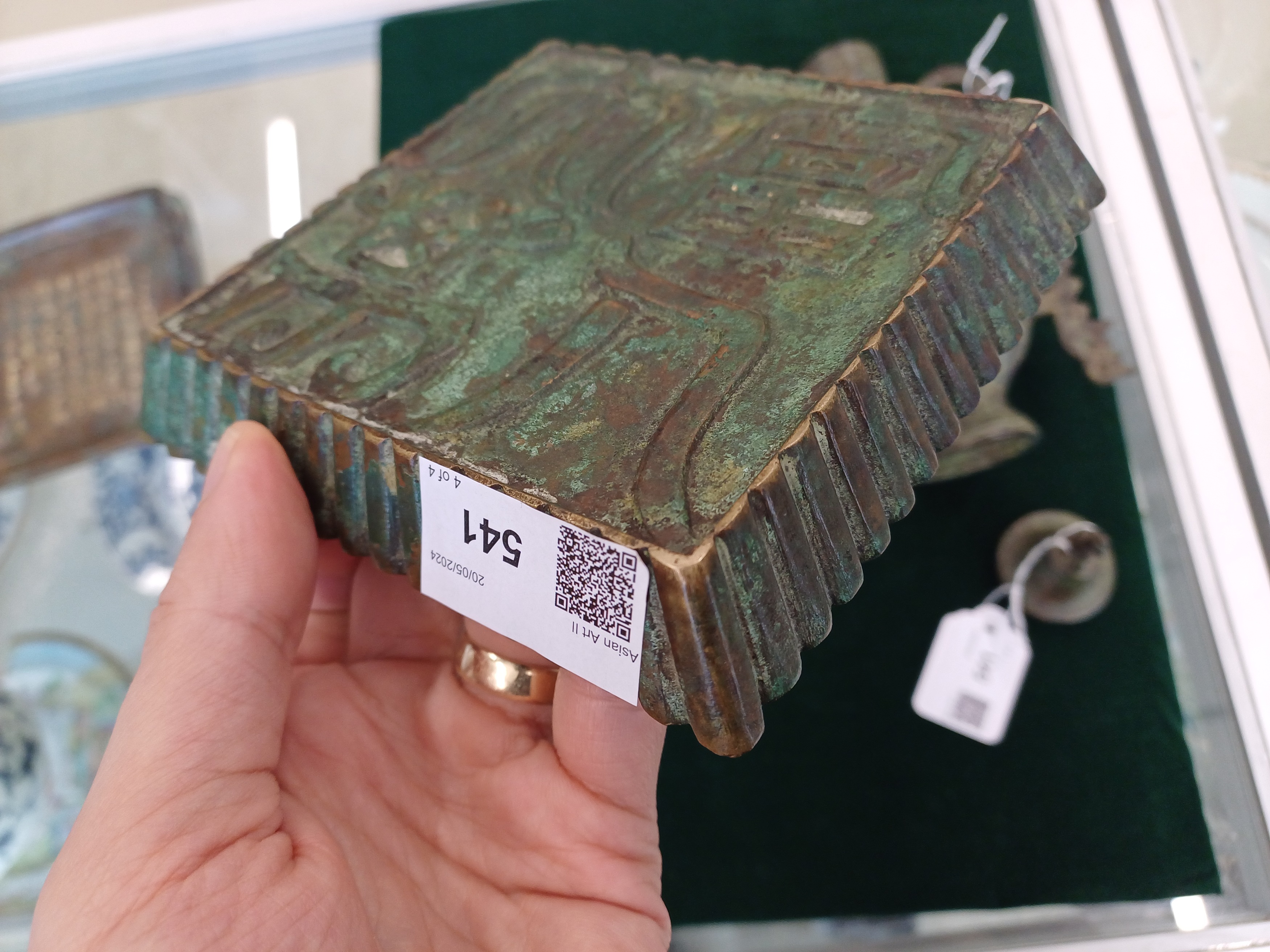 TWO CHINESE BRONZE TRAYS AND AN ARCHAISTIC EWER 民國時期 銅盤兩件及仿古執壺 - Image 9 of 15
