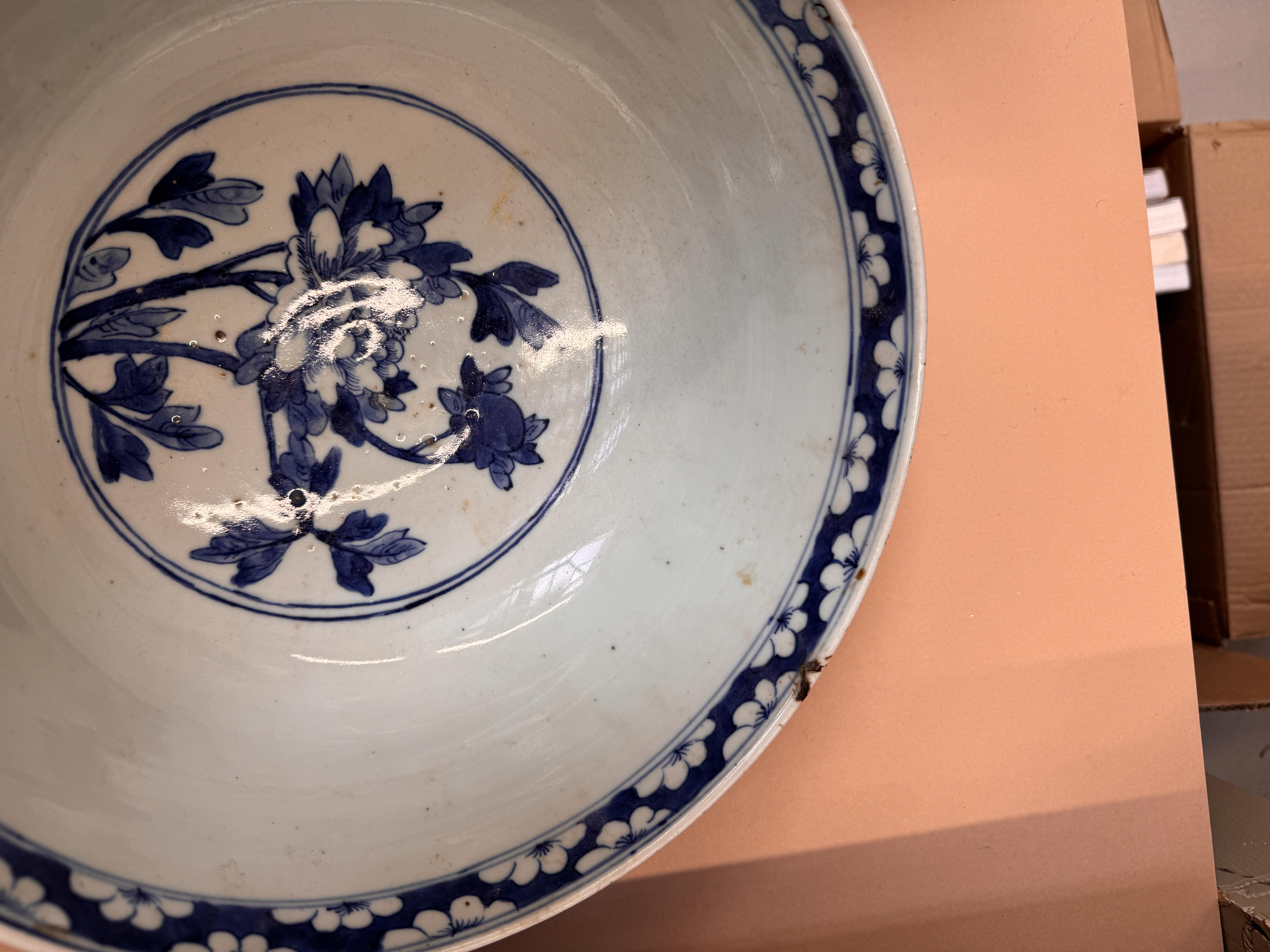 A CHINESE BLUE AND WHITE 'BIRDS AND BLOSSOMS' BOWL 清十九世紀 青花花鳥圖紋盌 - Image 12 of 15