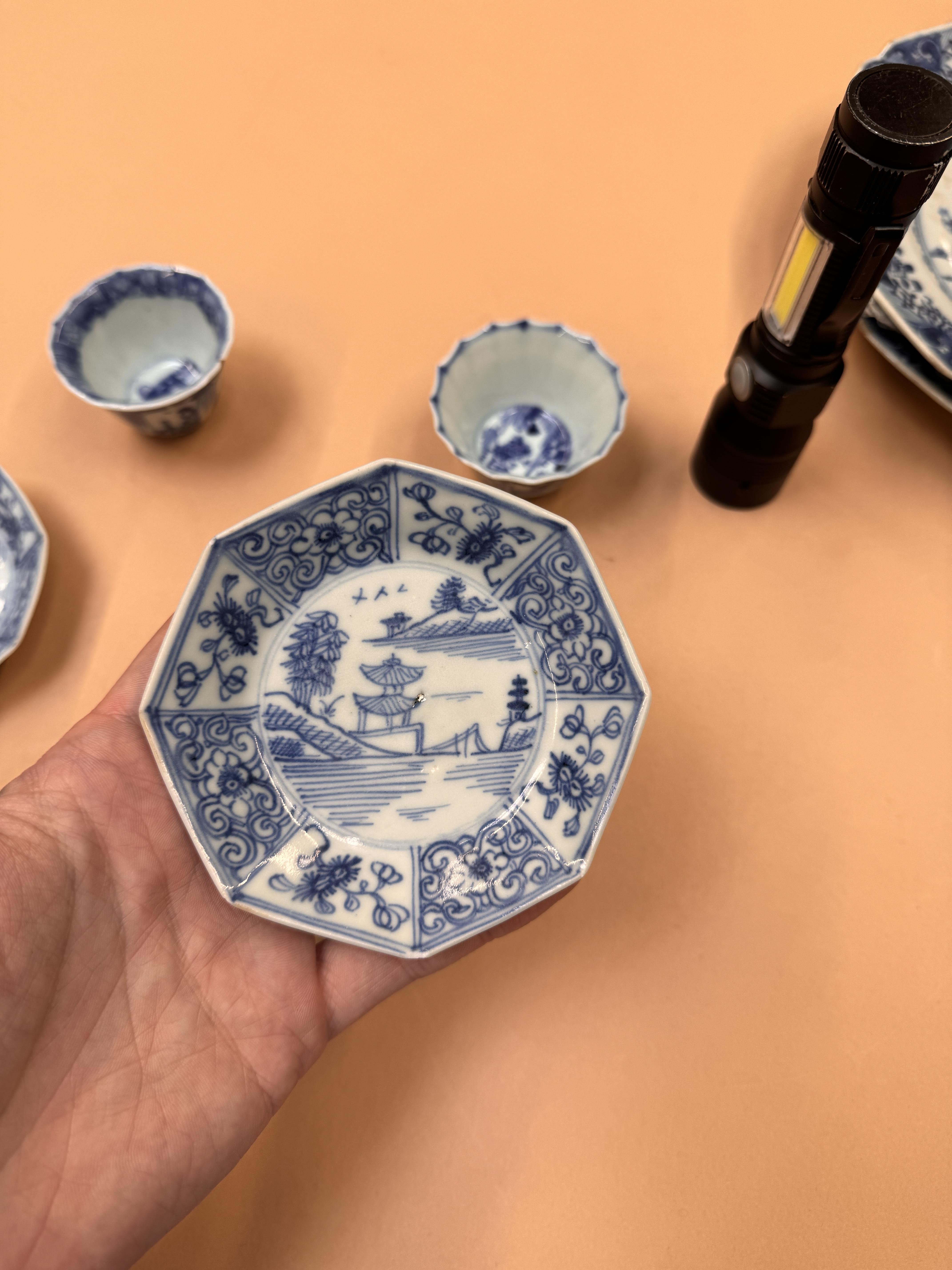 A GROUP OF SMALL CHINESE BLUE AND WHITE DISHES AND CUPS 十八至十九世紀 青花小盤及盃一組 - Image 6 of 23
