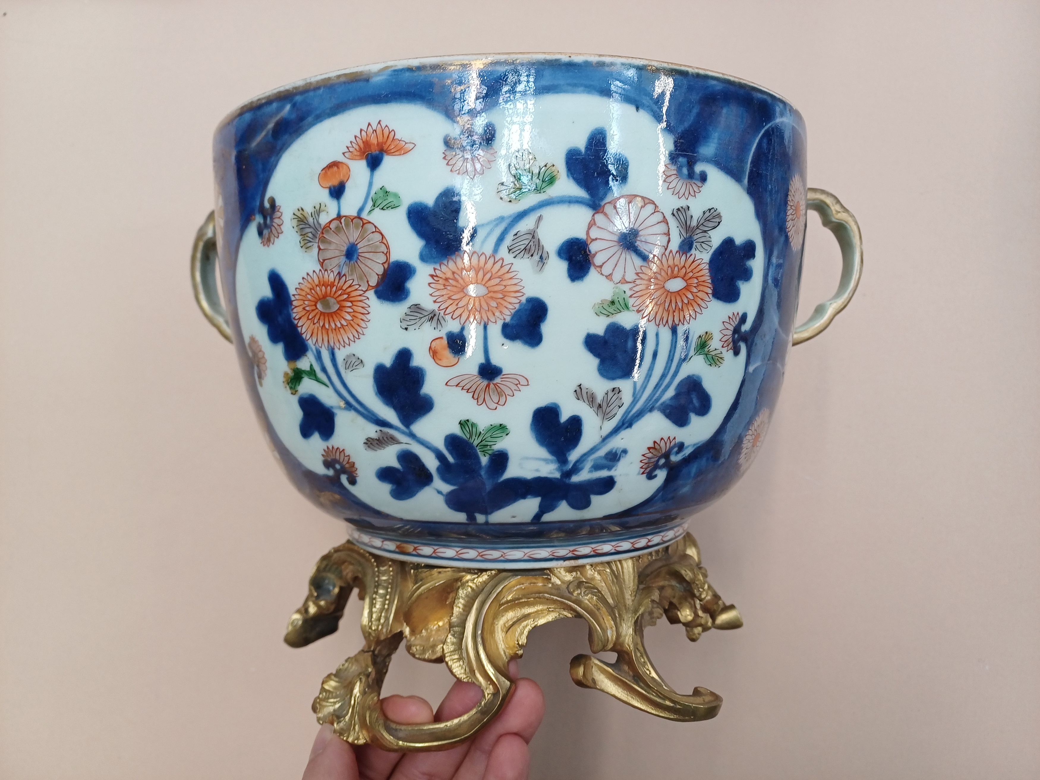 A JAPANESE IMARI POT, A FAMILLE-ROSE DISH, AND TWO JARDINIERES 十九至二十世紀 伊萬里罐，粉彩盤盆一對 - Image 15 of 17