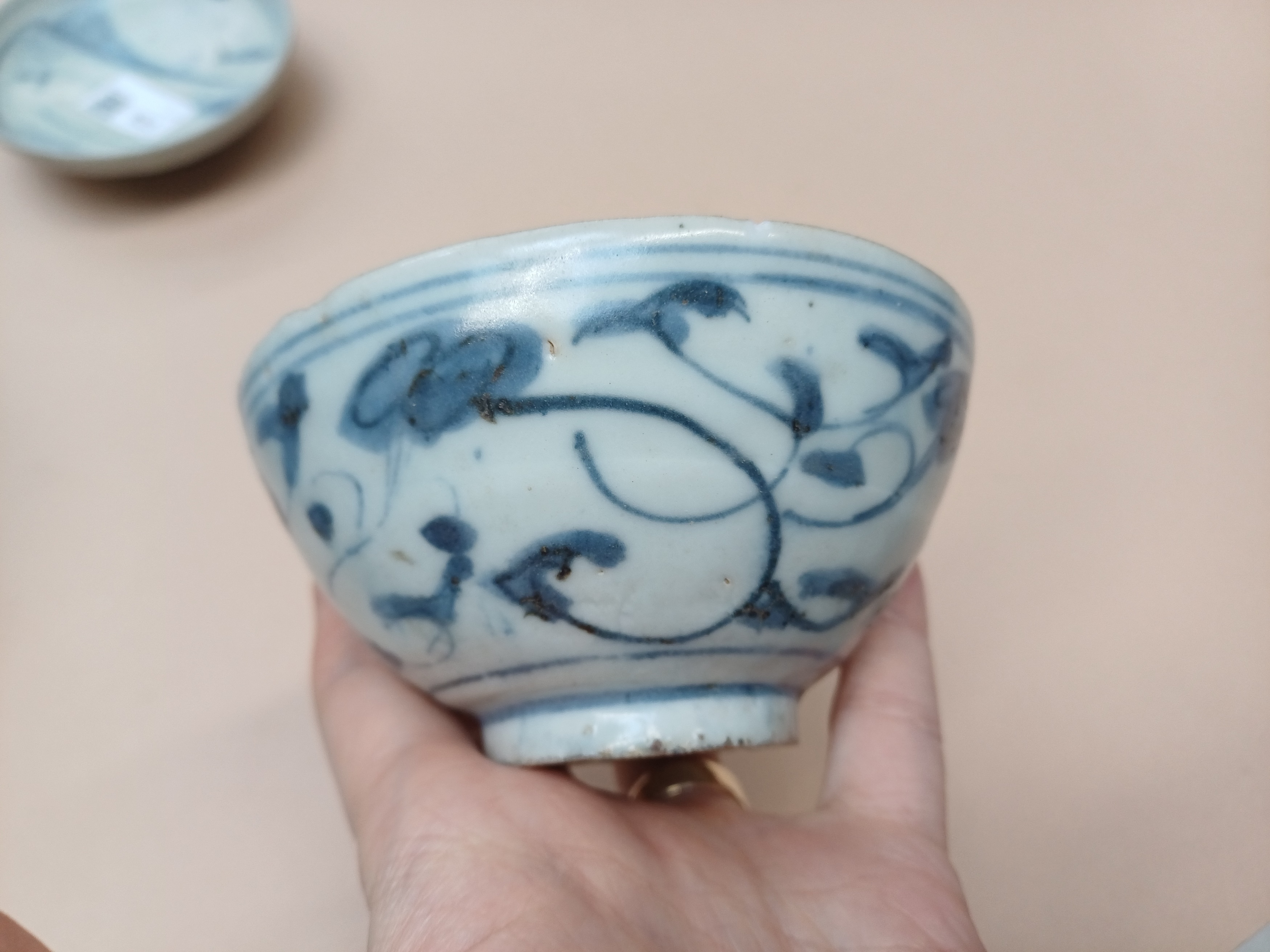 TWO CHINESE BLUE AND WHITE BOWLS AND A 'SHIPWRECK' SAUCER 明 青花盌兩件及盤 - Image 13 of 16