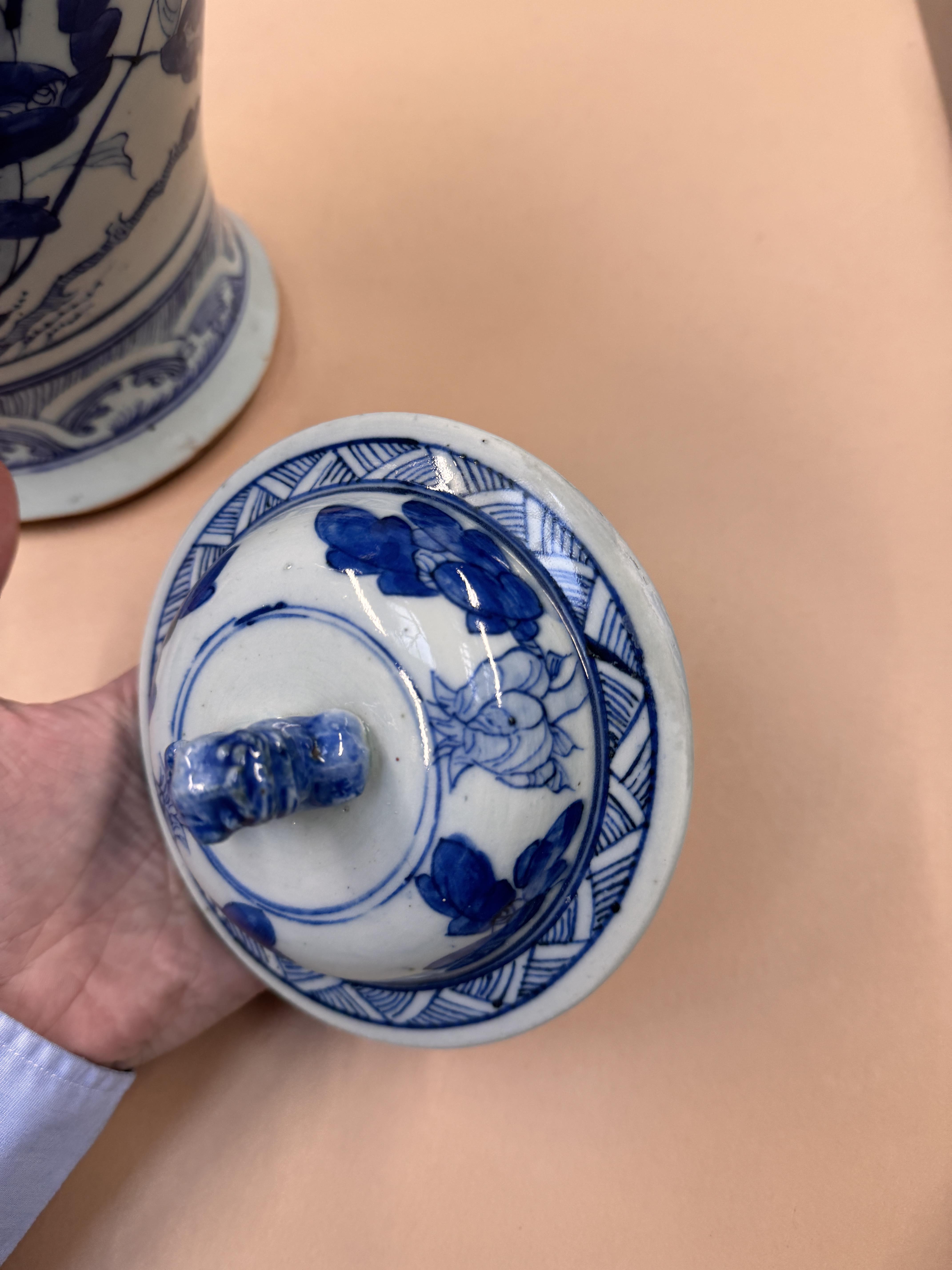 A CHINESE BLUE AND WHITE BALUSTER VASE AND COVER 清十九世紀 青花花鳥圖紋獅鈕蓋罐 - Image 24 of 28