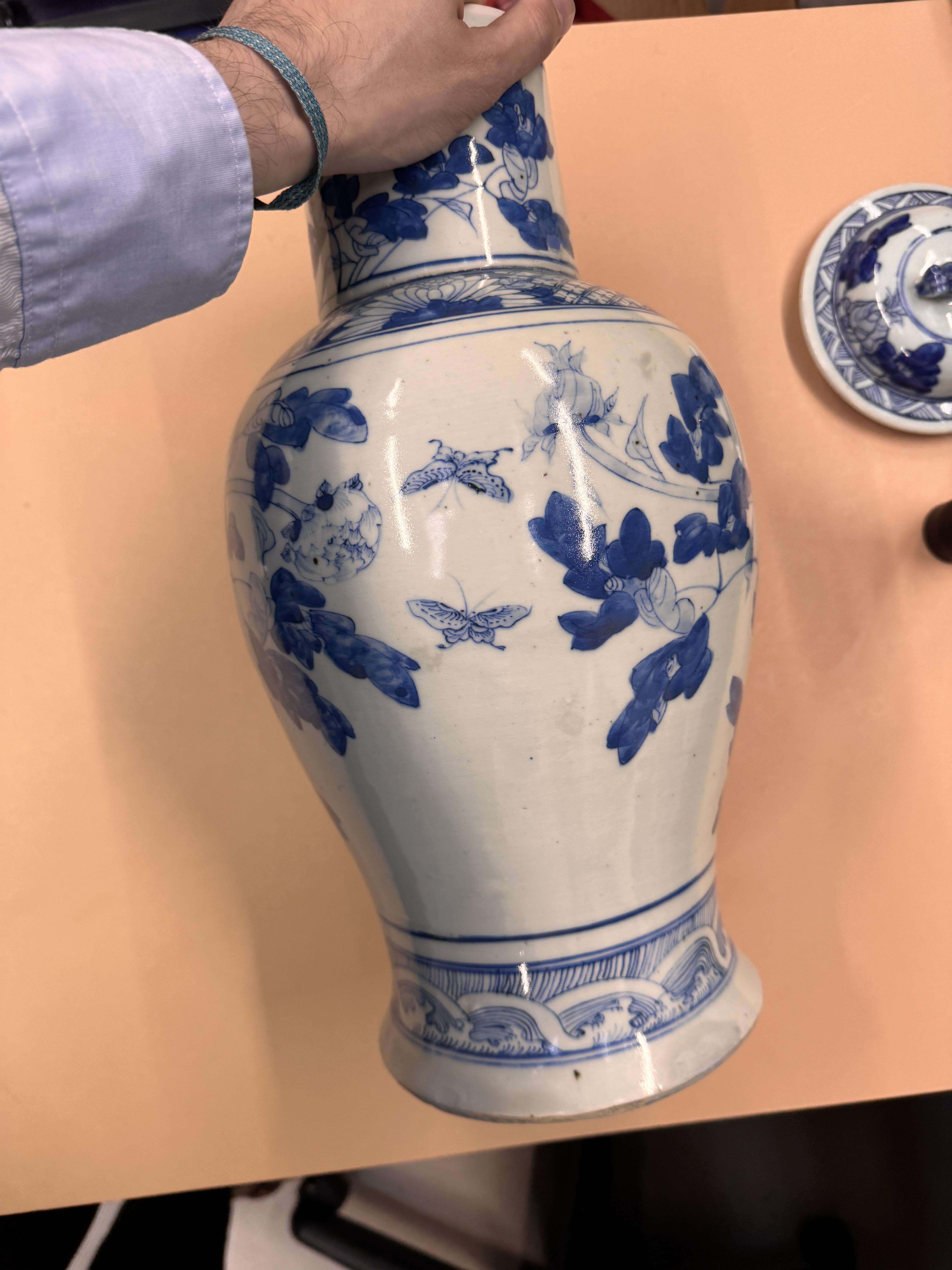 A CHINESE BLUE AND WHITE BALUSTER VASE AND COVER 清十九世紀 青花花鳥圖紋獅鈕蓋罐 - Image 12 of 28