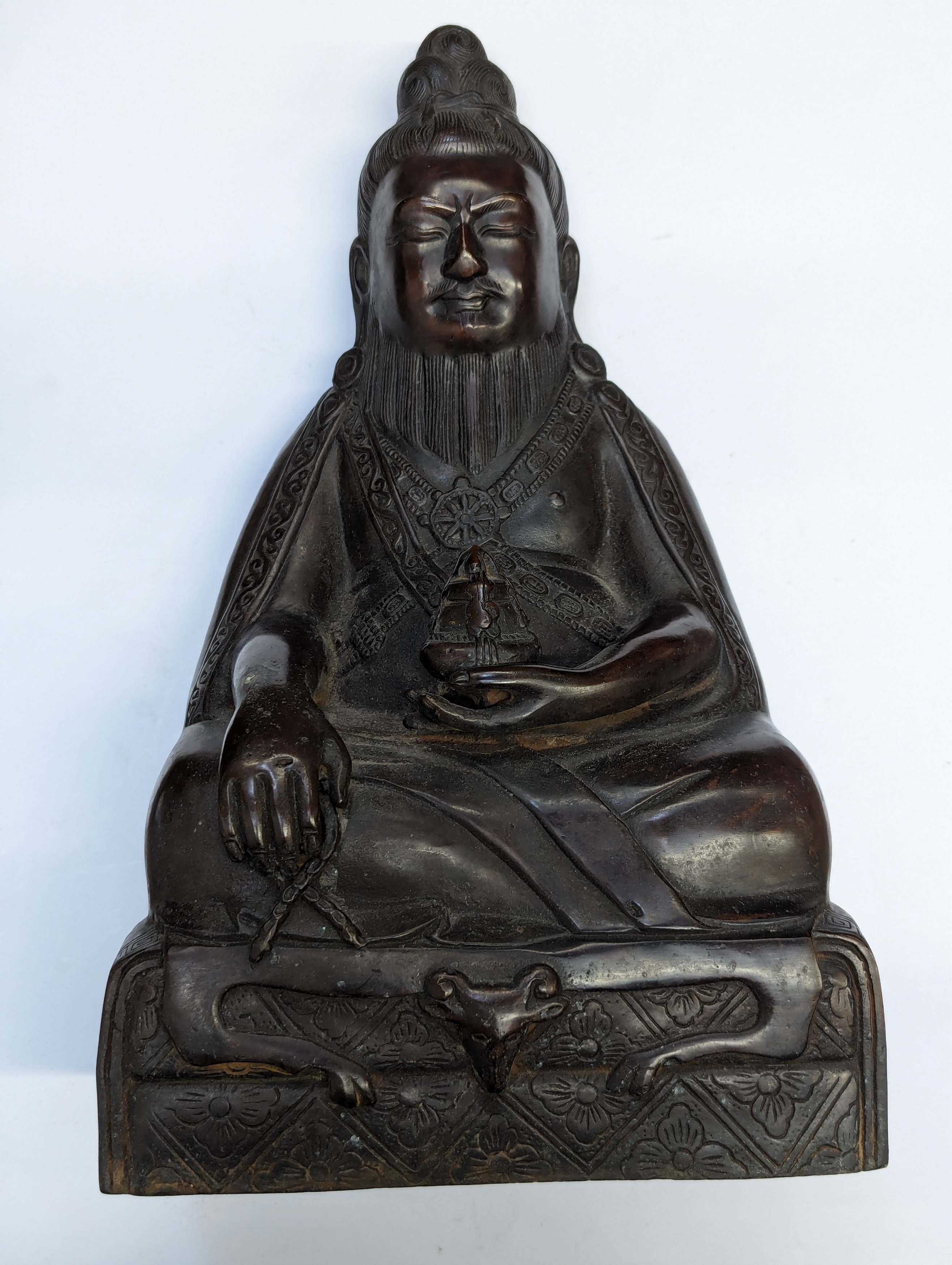 A TIBETAN BRONZE FIGURE OF LAMA 十八或十九世紀 銅喇嘛坐像 - Image 3 of 12