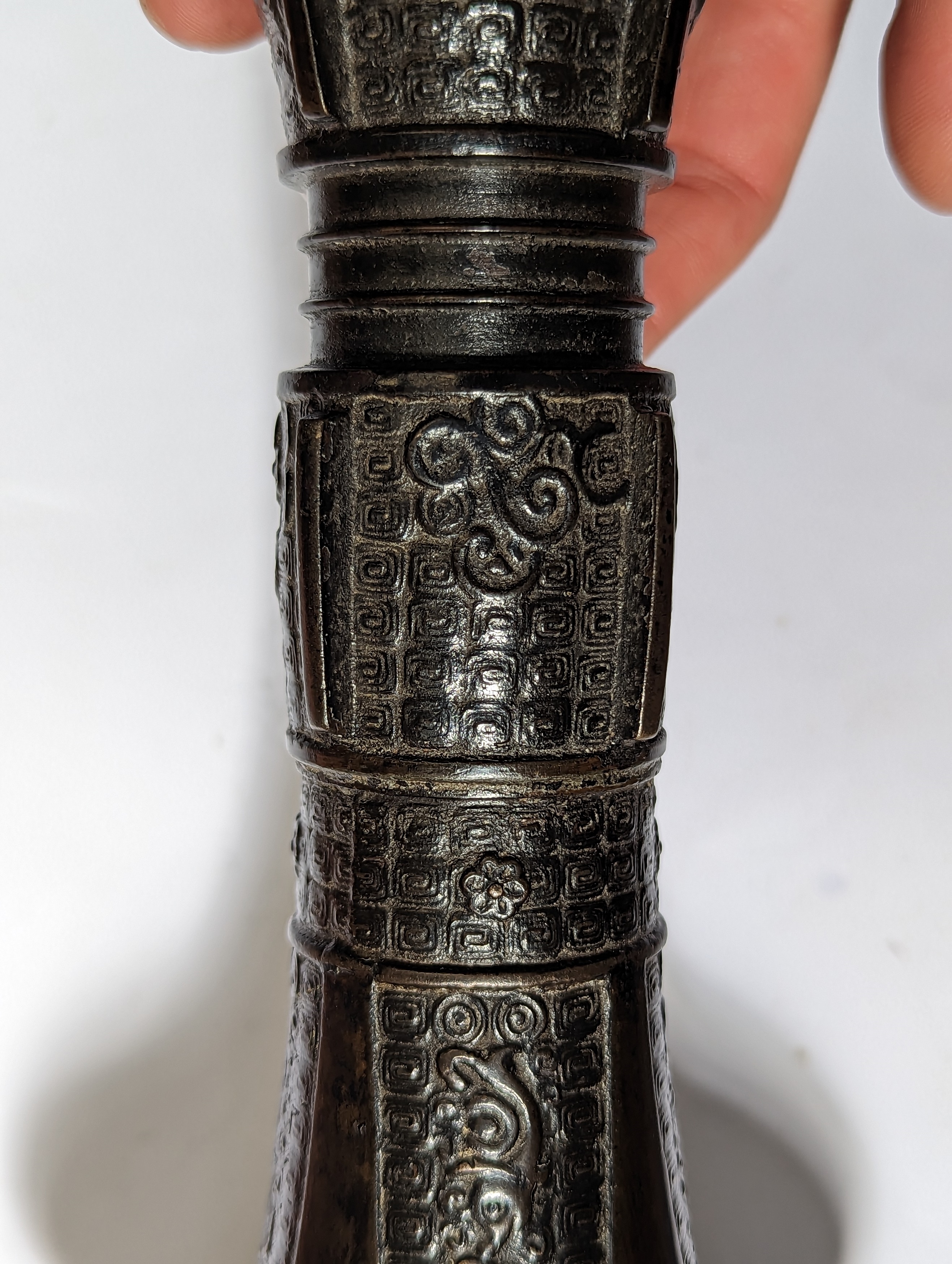 A CHINESE BRONZE ARCHAISTIC VASE, GU 清十八世紀 銅仿古觚 - Image 8 of 13