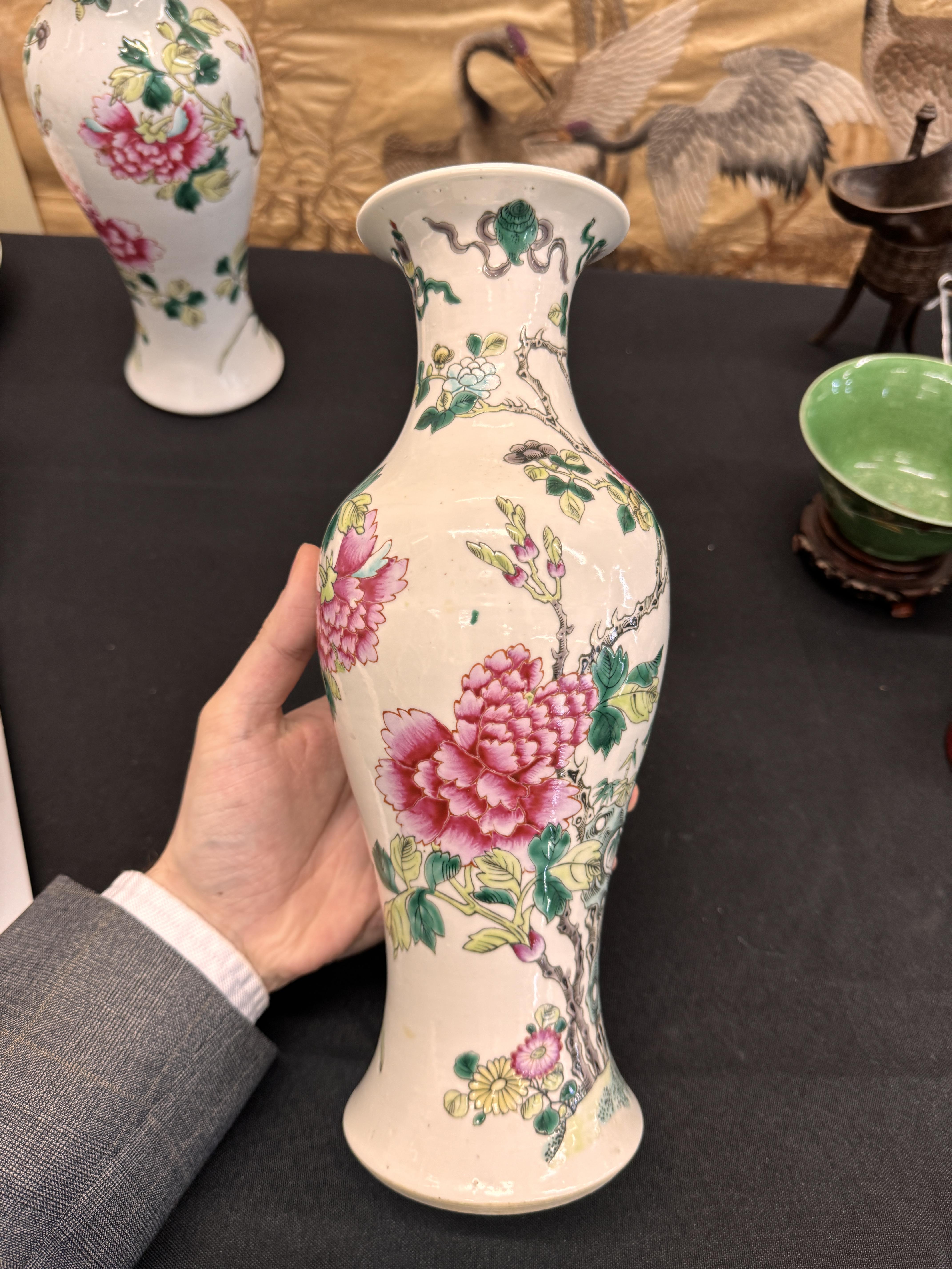 A PAIR OF CHINESE FAMILLE-ROSE 'PEONY' VASES 清 十九或二十世紀 粉彩牡丹紋瓶一對 - Image 3 of 19