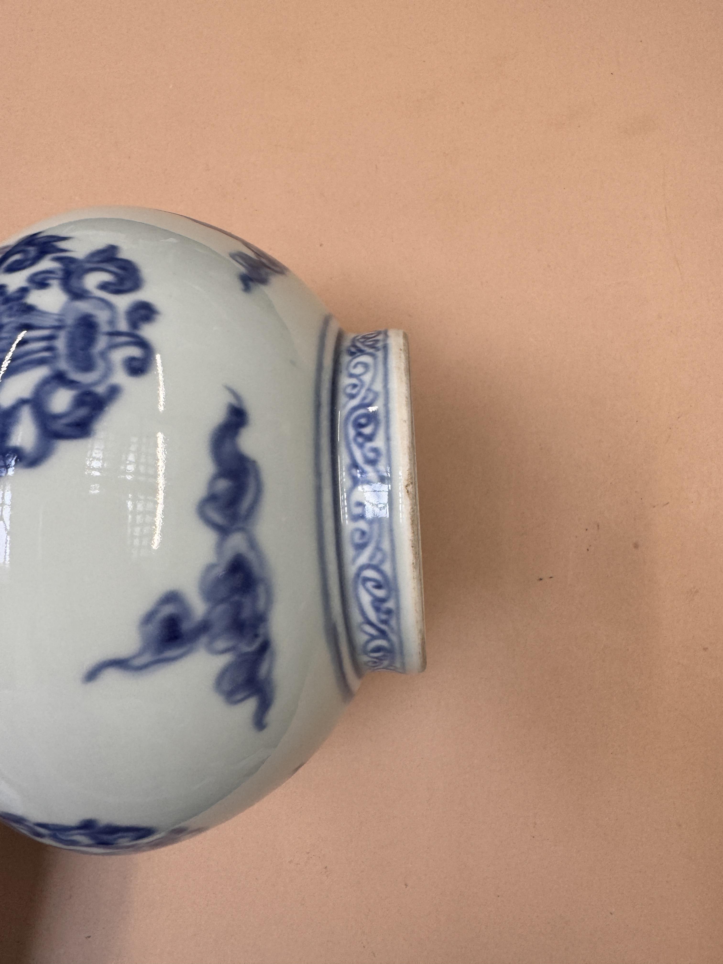 A CHINESE BLUE AND WHITE 'LOTUS' BOTTLE VASE 二十世紀 青花團蓮紋瓶 - Image 3 of 15