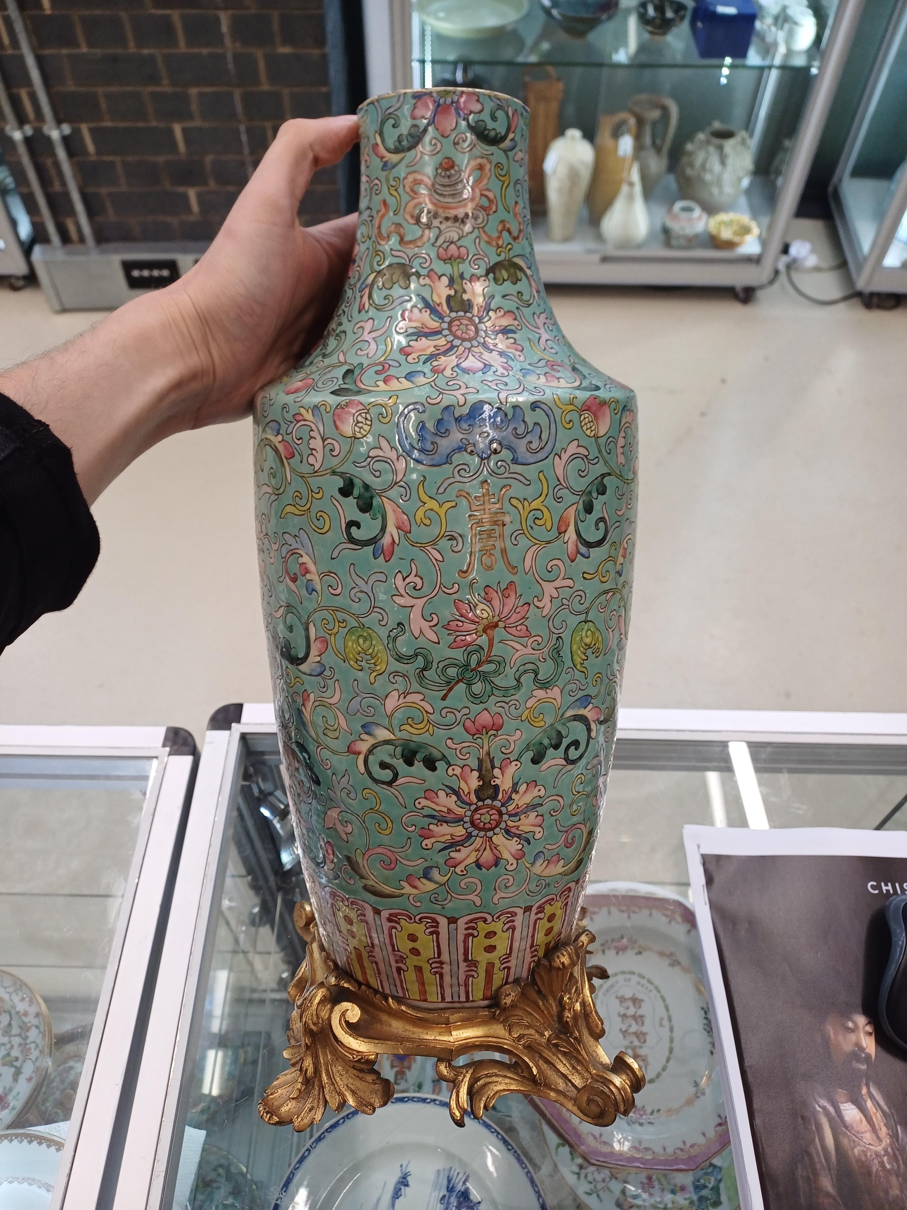 A CHINESE GILT-MOUNTED FAMILLE-ROSE TURQUOISE-GROUND 'LOTUS' VASE 清十九世紀 粉彩綠松石地蓮紋嵌鎏金銅飾瓶 - Image 4 of 7