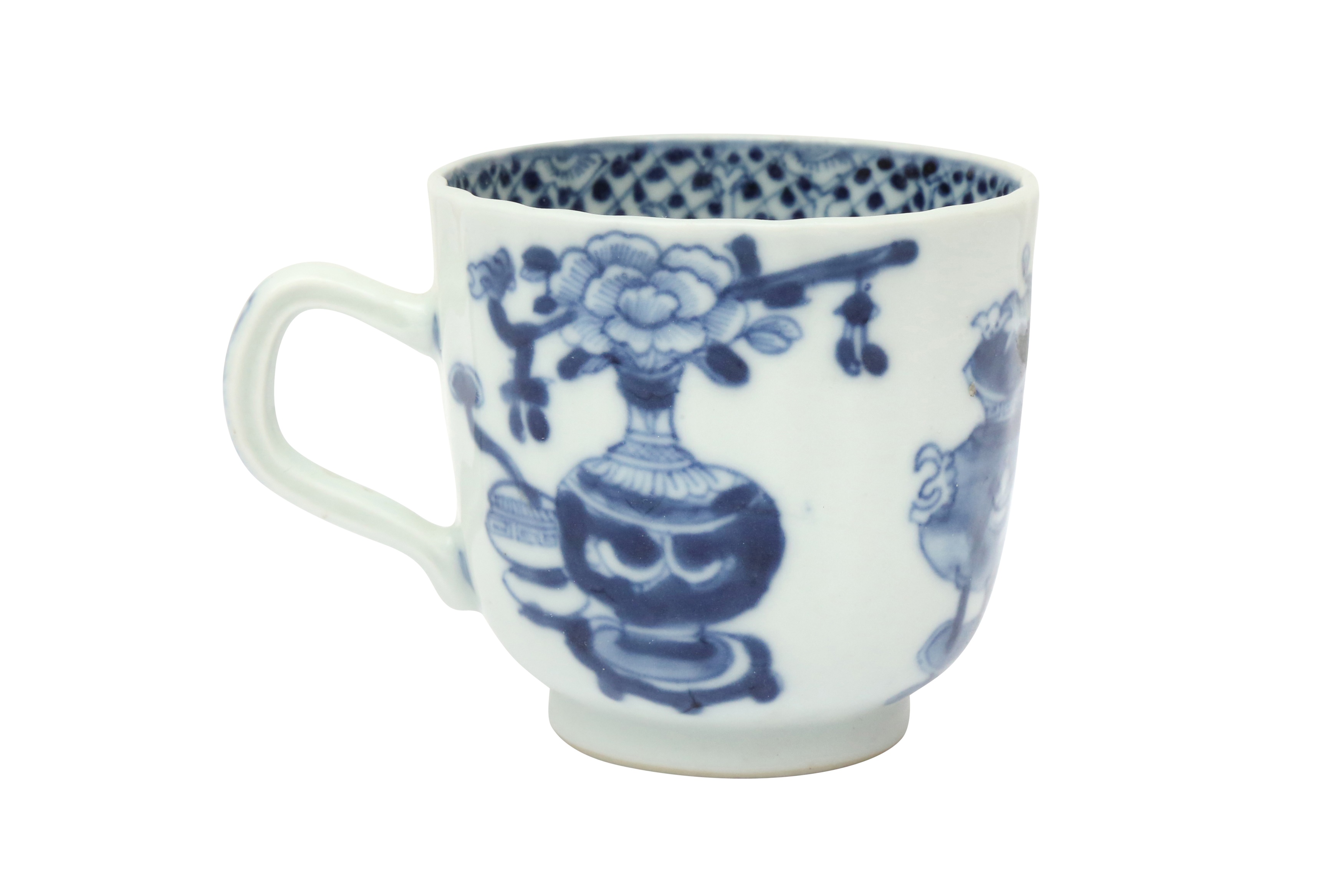 A CHINESE EXPORT BLUE AND WHITE 'TREASURES' CUP 十八至十九世紀 外銷青花博古圖紋盃