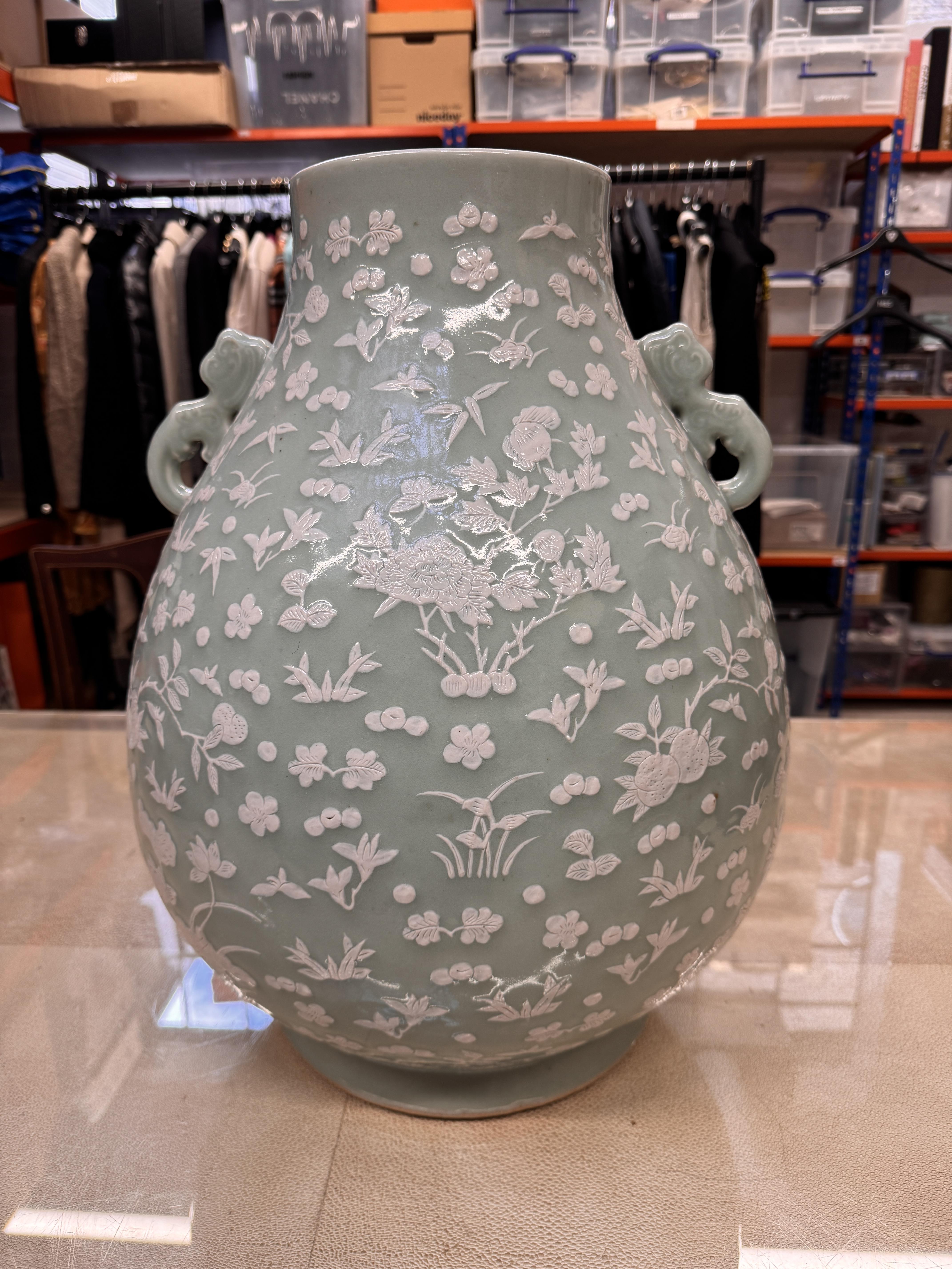 A LARGE CHINESE SLIP-DECORATED CELADON VASE, HU 青釉飾堆白雙龍耳瓶 - Image 3 of 12