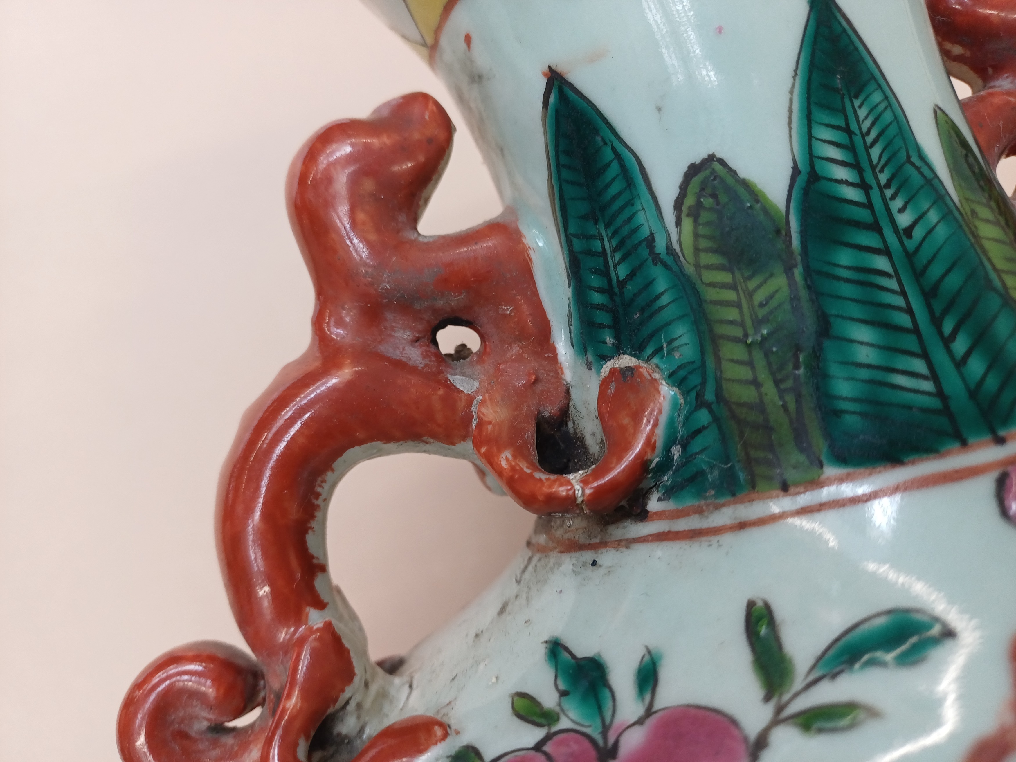A CHINESE FAMILLE-ROSE 'DRAGON AND PHOENIX' MOONFLASK VASE 二十世紀 粉彩龍鳳呈祥紋抱月瓶 - Image 6 of 9