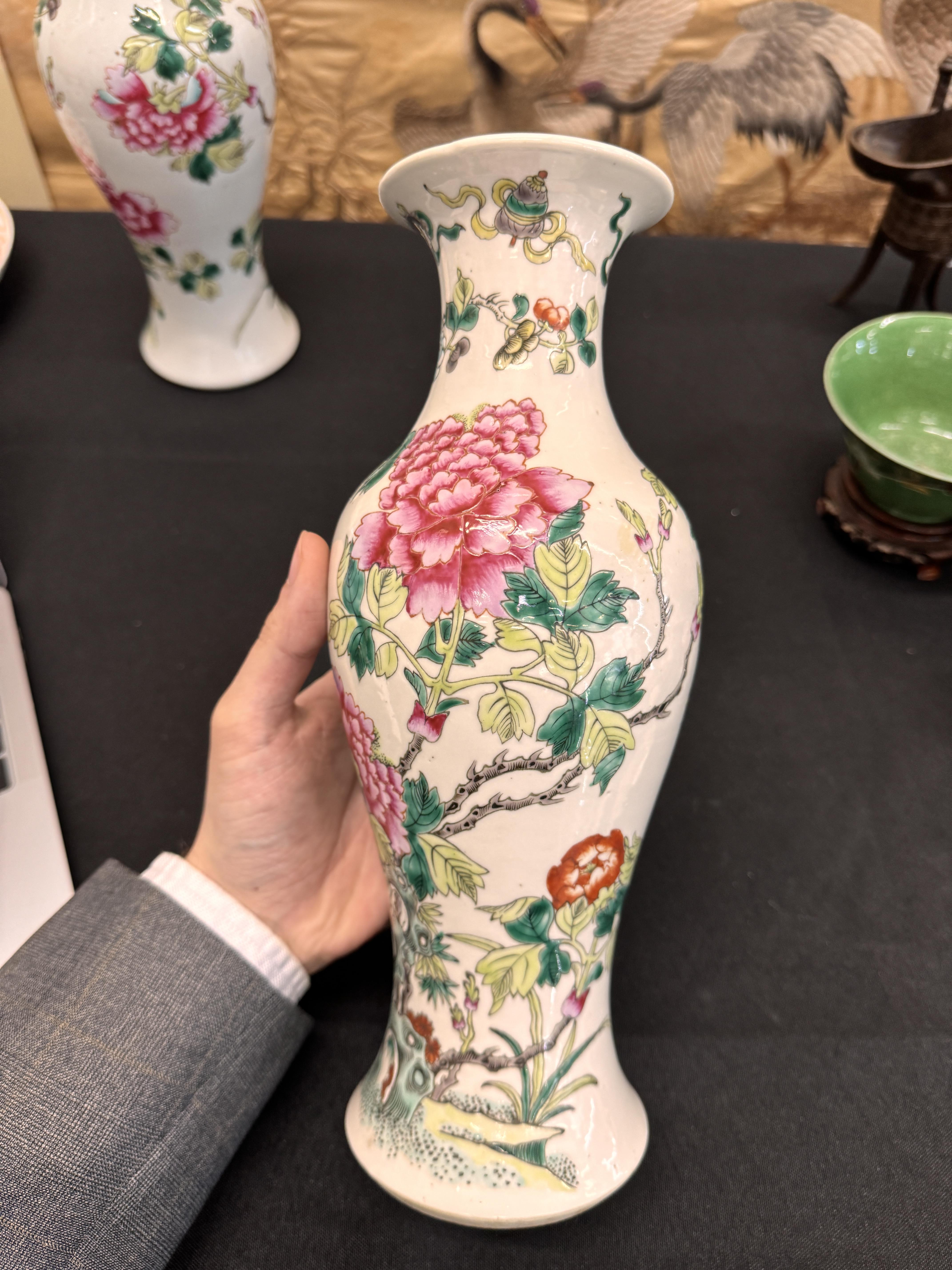 A PAIR OF CHINESE FAMILLE-ROSE 'PEONY' VASES 清 十九或二十世紀 粉彩牡丹紋瓶一對 - Image 4 of 19
