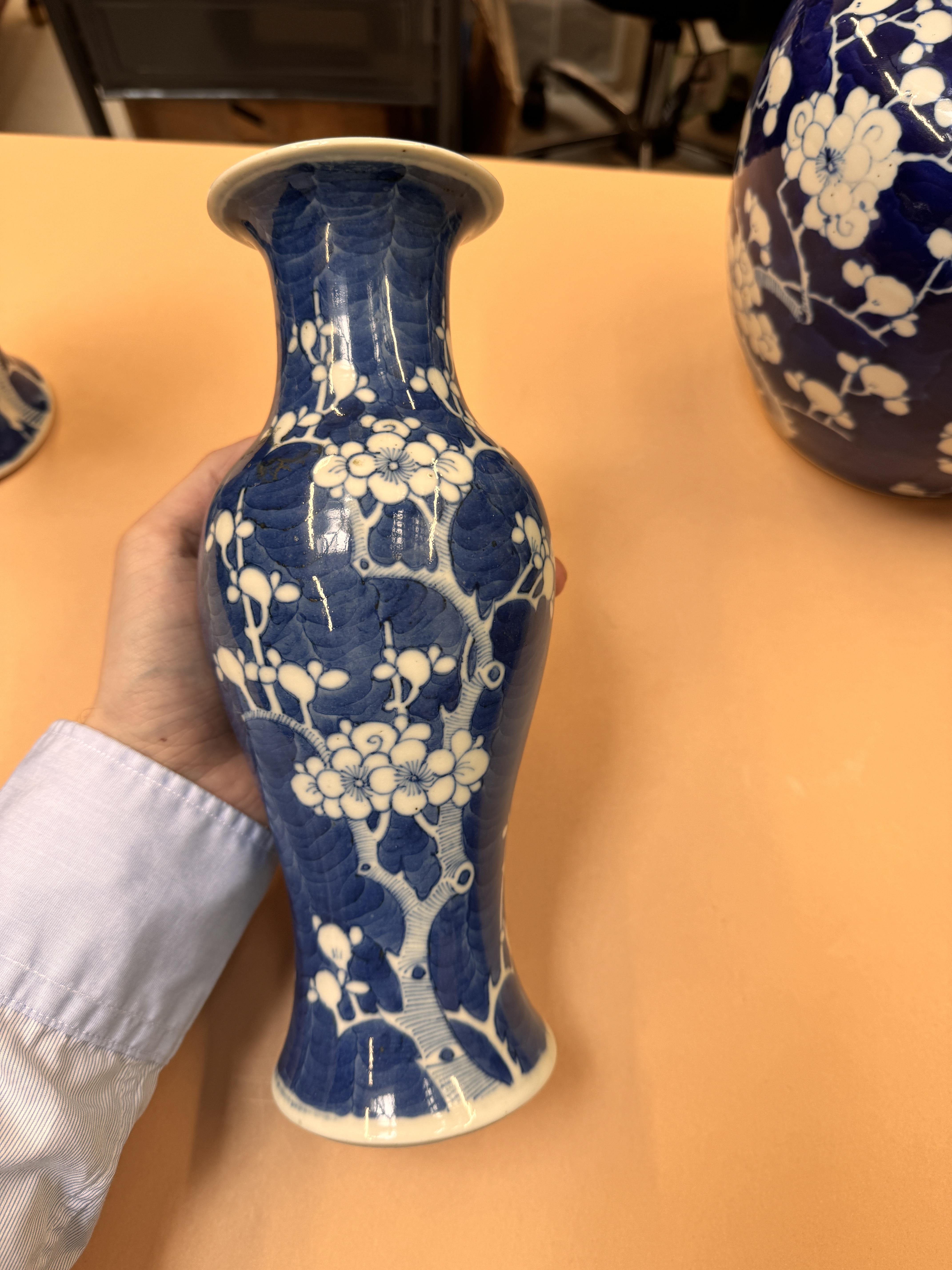 A CHINESE BLUE AND WHITE 'PRUNUS' JAR AND TWO VASES 清十九世紀 青花梅紋罐及瓶兩件 - Image 7 of 33